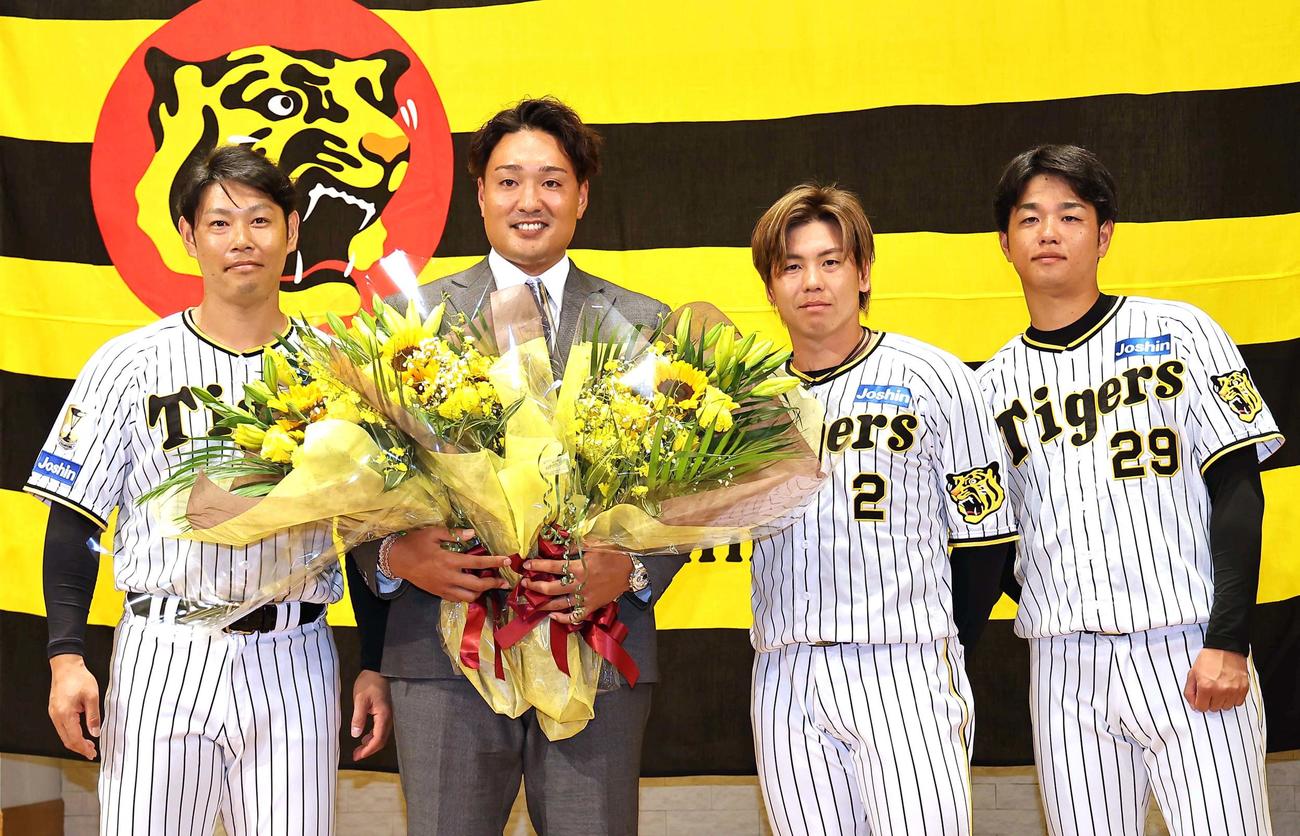 阪神秋山（左から2人目）の引退会見に駆けつけた左から原口、一人置いて梅野、高橋（撮影・上田博志）