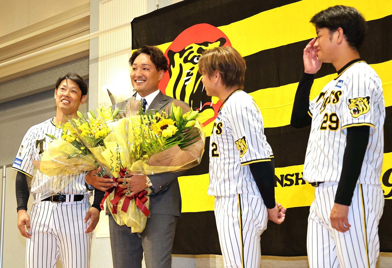 阪神秋山（左から2人目）の引退会見に駆けつけた左から原口、一人置いて梅野、高橋（撮影・上田博志）