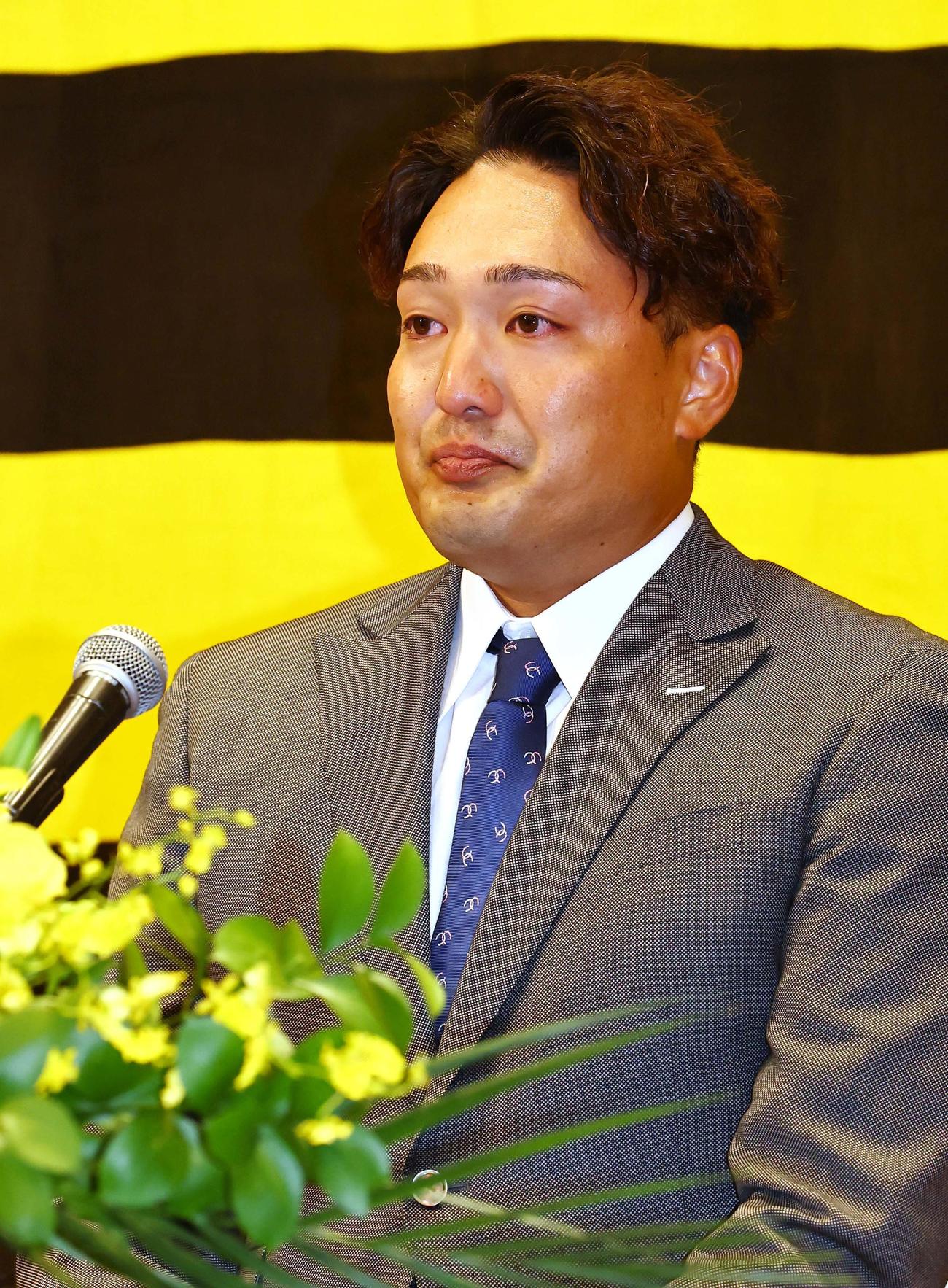 涙をためながら引退会見を開く阪神秋山（撮影・上田博志）