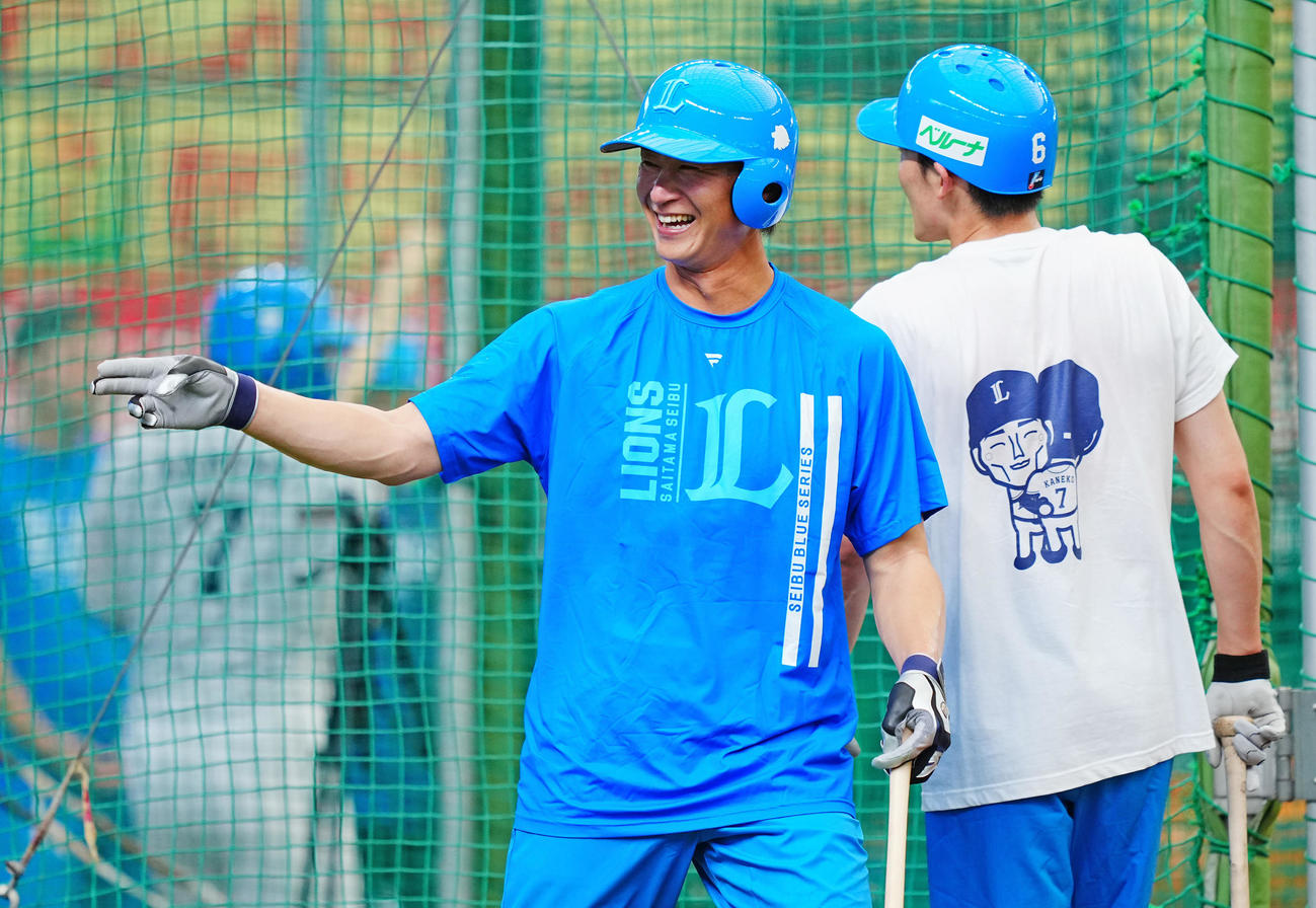 西武対ロッテ　試合前、笑顔で練習に臨む西武金子。右の源田が着るTシャツには抱き合う金子と源田のイラストが描かれている（撮影・垰建太）