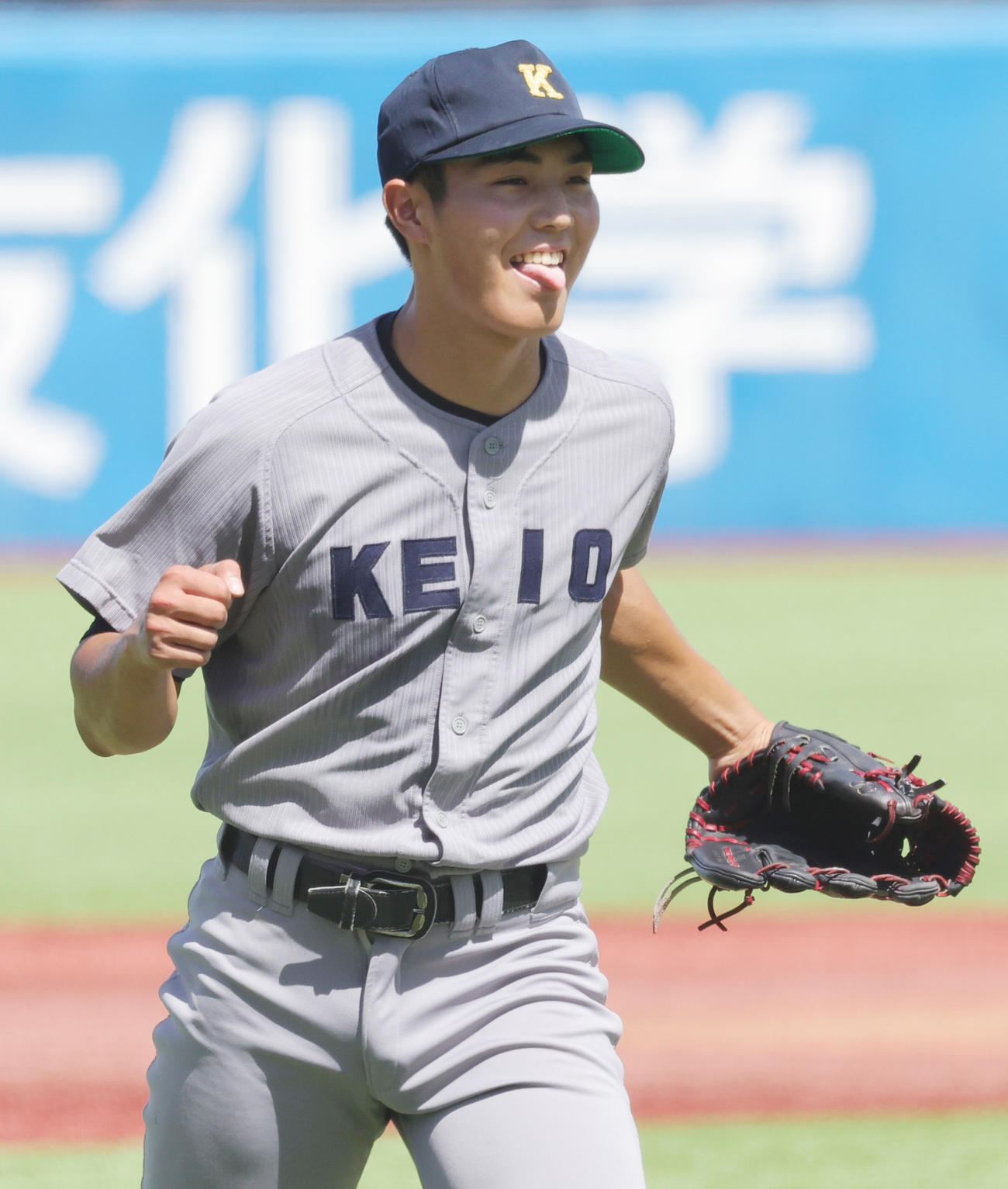 立大対慶大　1回表を無失点で終え笑顔の慶大先発広池（撮影・野上伸悟）