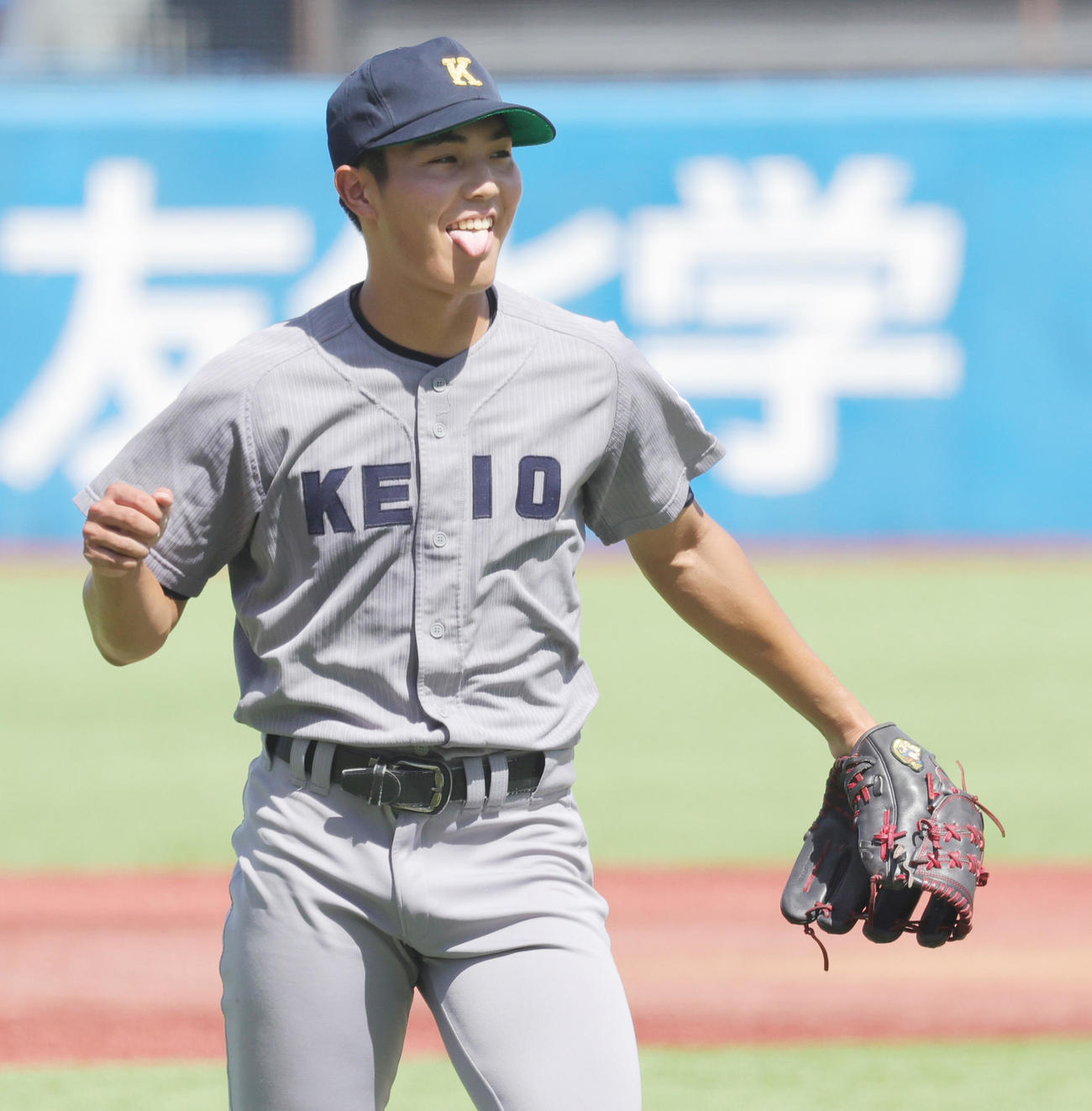立大対慶大　1回表を無失点で終え笑顔の慶大先発広池（撮影・野上伸悟）