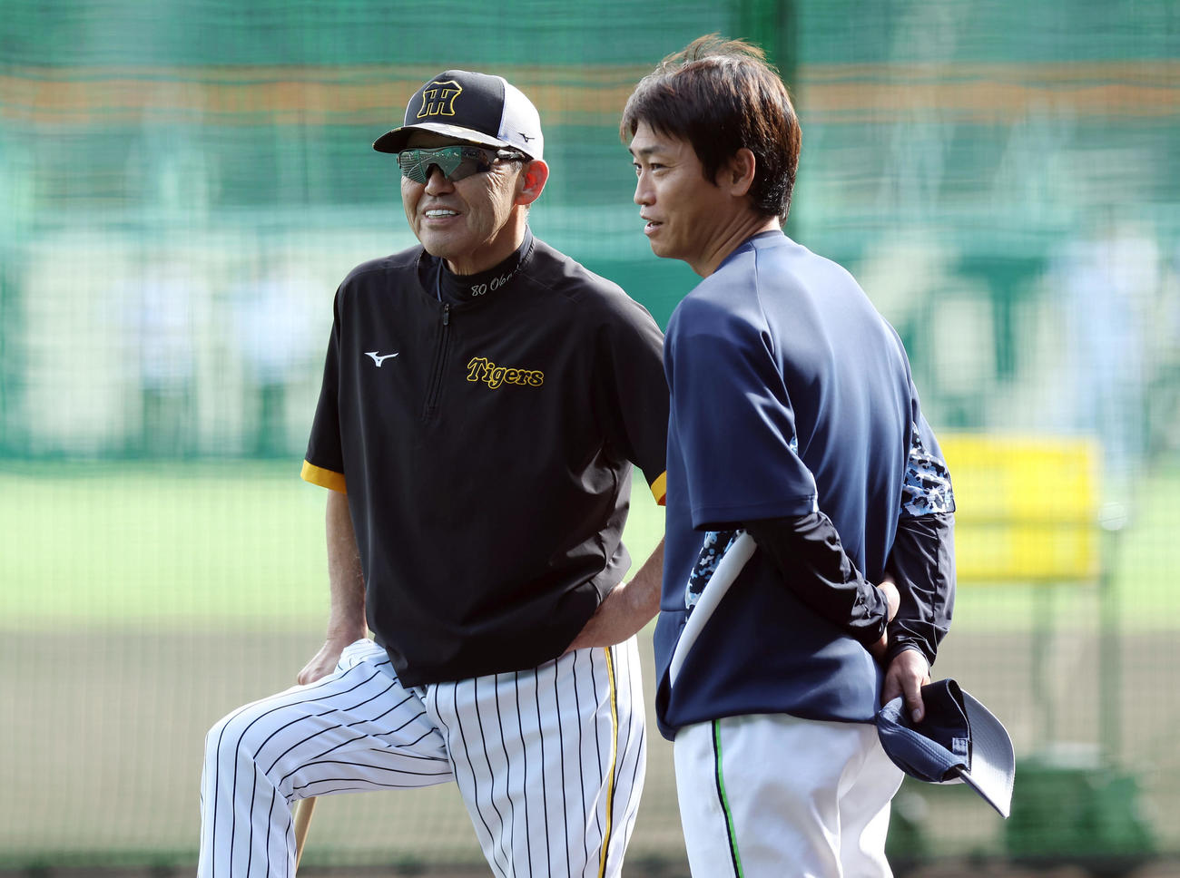 阪神対ヤクルト　今季限りでの引退を発表したヤクルト青木（右）からあいさつを受け、言葉を交わす阪神岡田監督（撮影・前田充）