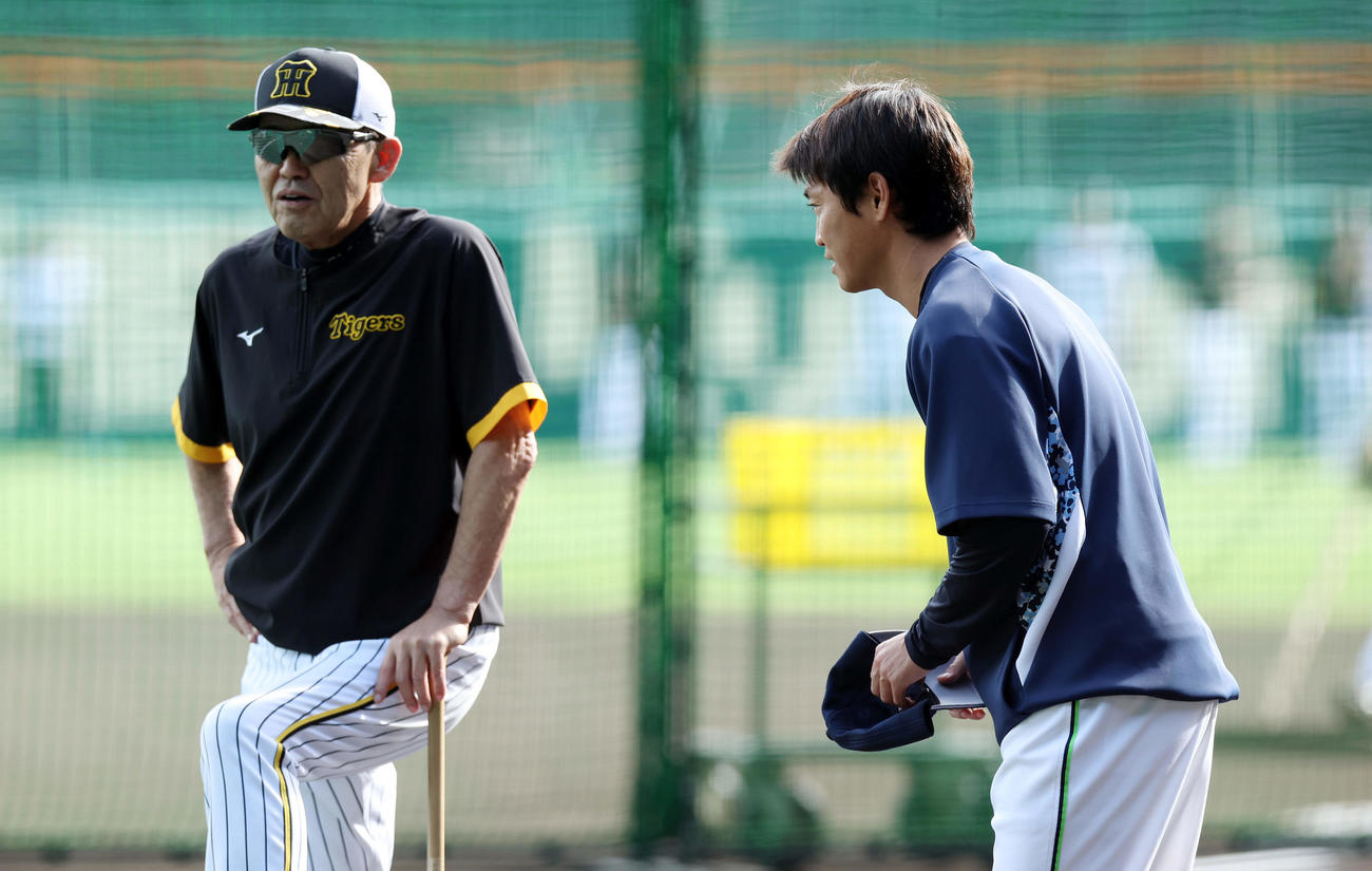 阪神対ヤクルト　今季限りでの引退を発表したヤクルト青木（右）からあいさつを受ける阪神岡田監督（撮影・前田充）