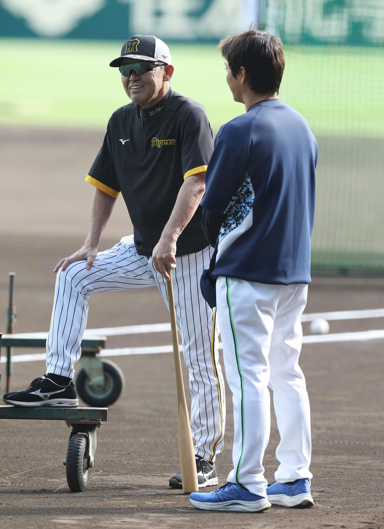 阪神対ヤクルト　今季限りでの引退を発表したヤクルト青木（右）からあいさつを受ける阪神岡田監督（撮影・前田充）