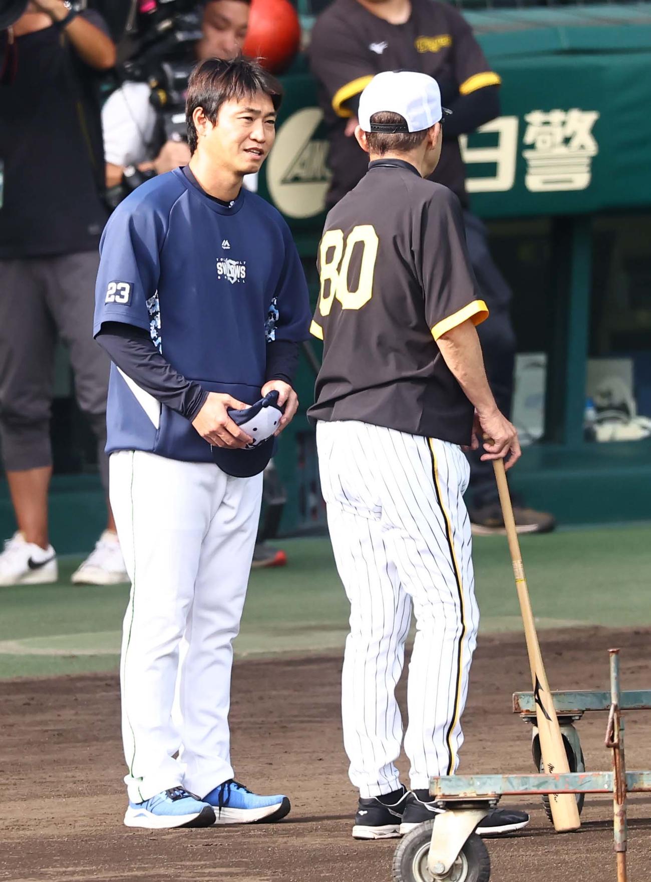 阪神対ヤクルト　青木（左）のあいさつを受ける岡田監督（撮影・上田博志）