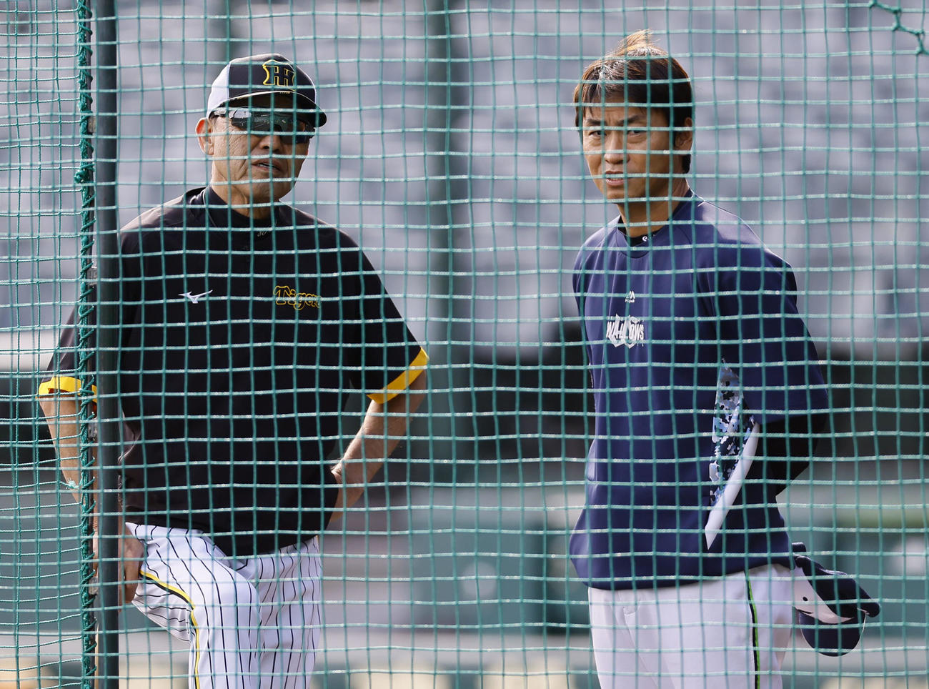 阪神対ヤクルト　阪神岡田監督（左）にあいさつし、話をするヤクルト青木（撮影・藤尾明華）