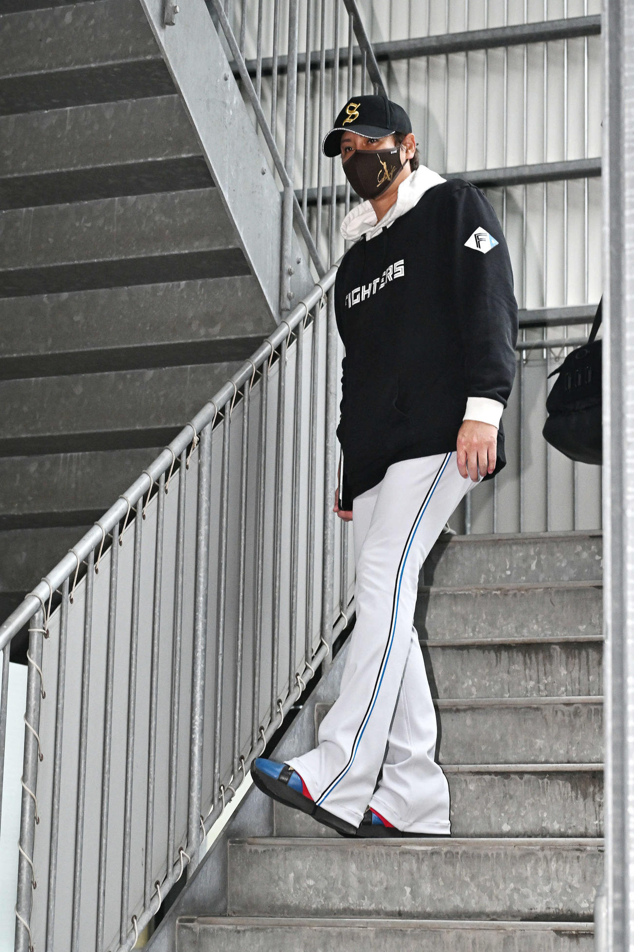 楽天対日本ハム　試合中止となり引き揚げる日本ハム新庄監督（撮影・滝沢徹郎）