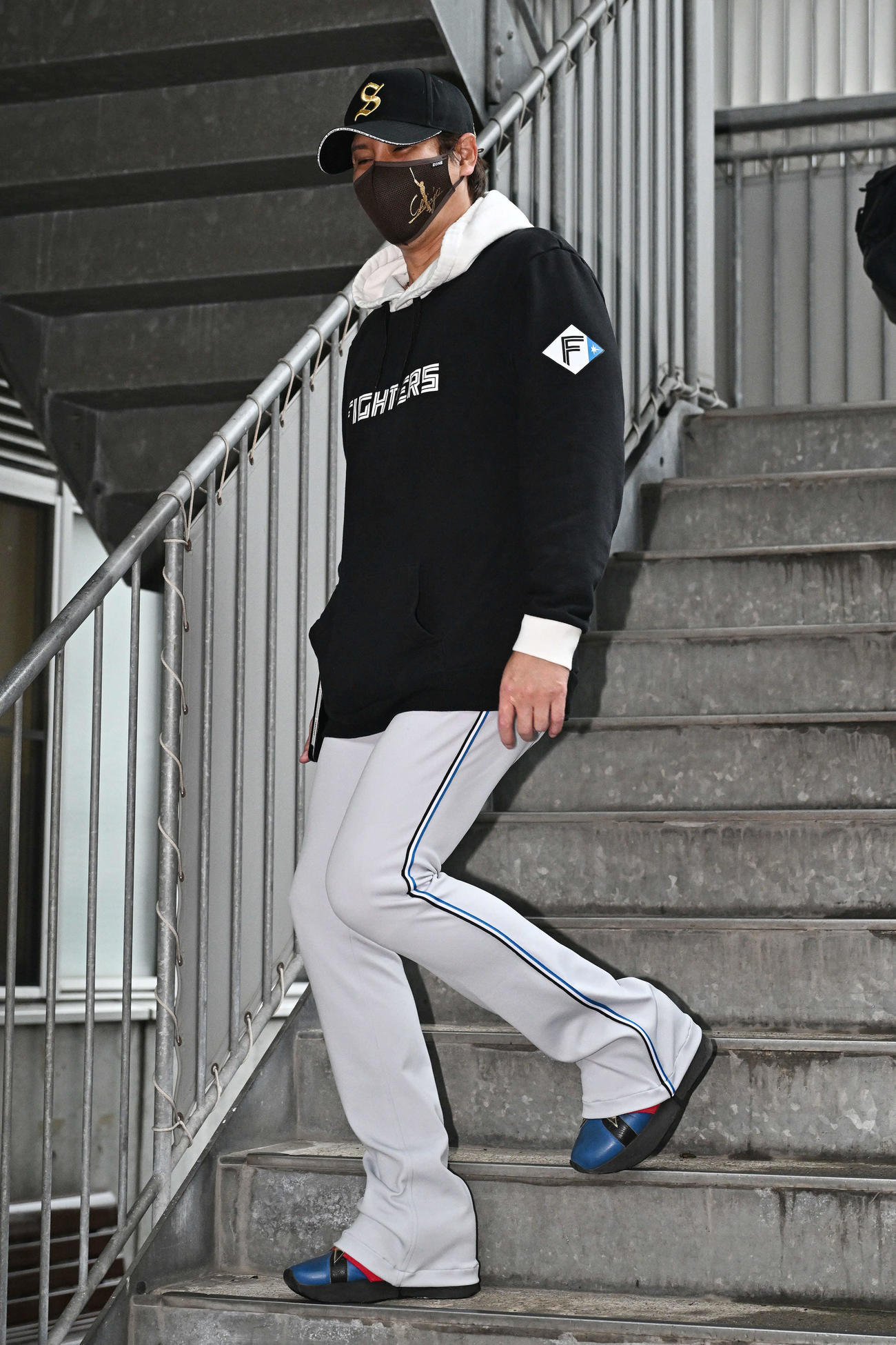 楽天対日本ハム　試合中止となり引き揚げる日本ハム新庄監督（撮影・滝沢徹郎）