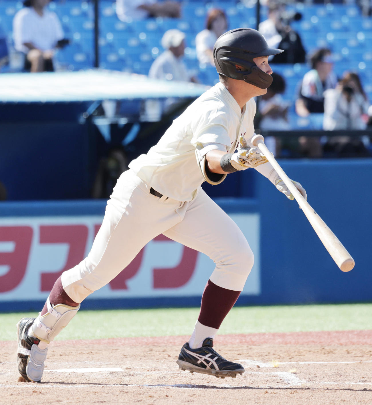 東大対早大　2回裏早大1死二塁、右越え2点本塁打を放つ吉納（撮吉納翼影・野上伸悟）