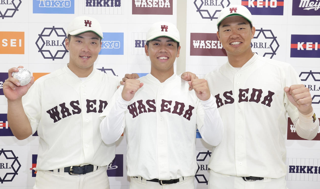 東大対早大　開幕節で勝ち点を奪い笑顔でガッツポーズの、左から早大・吉納、宮城、印出主将（撮影・野上伸悟）