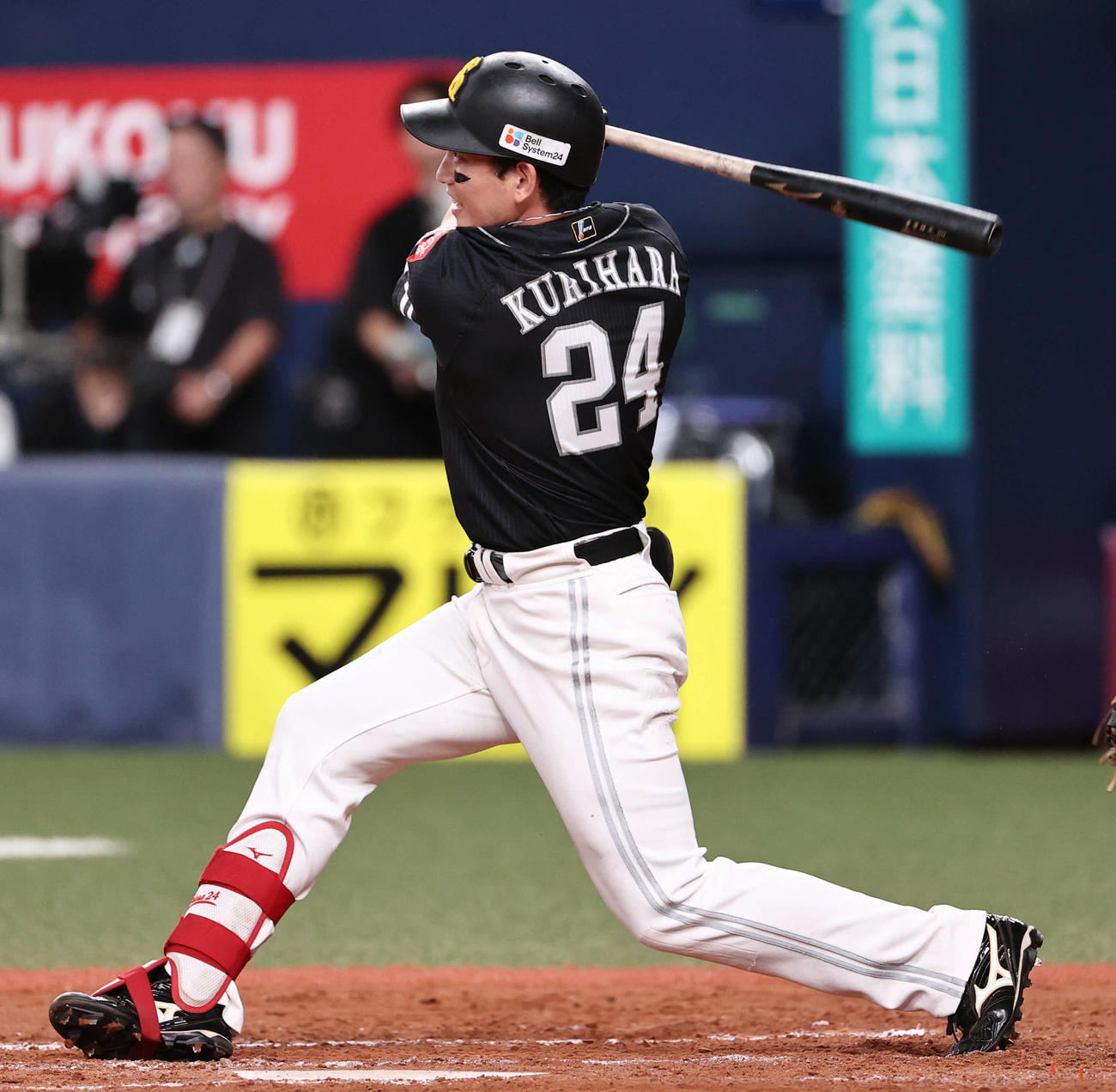 オリックス対ソフトバンク　12回表ソフトバンク1死満塁、栗原は中前適時打を放つ（撮影・西尾就之）