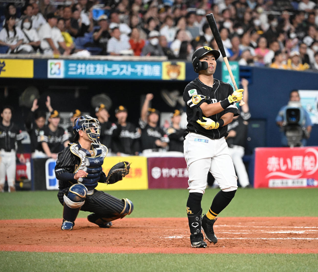 オリックス対ソフトバンク　12回表ソフトバンク1死一、二塁、四球を選ぶ中村晃（撮影・和賀正仁）