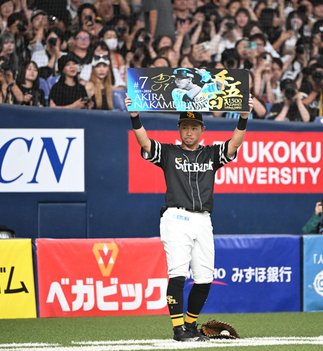 オリックス対ソフトバンク　1500試合出場を果たしボードを掲げる中村晃（撮影・和賀正仁）