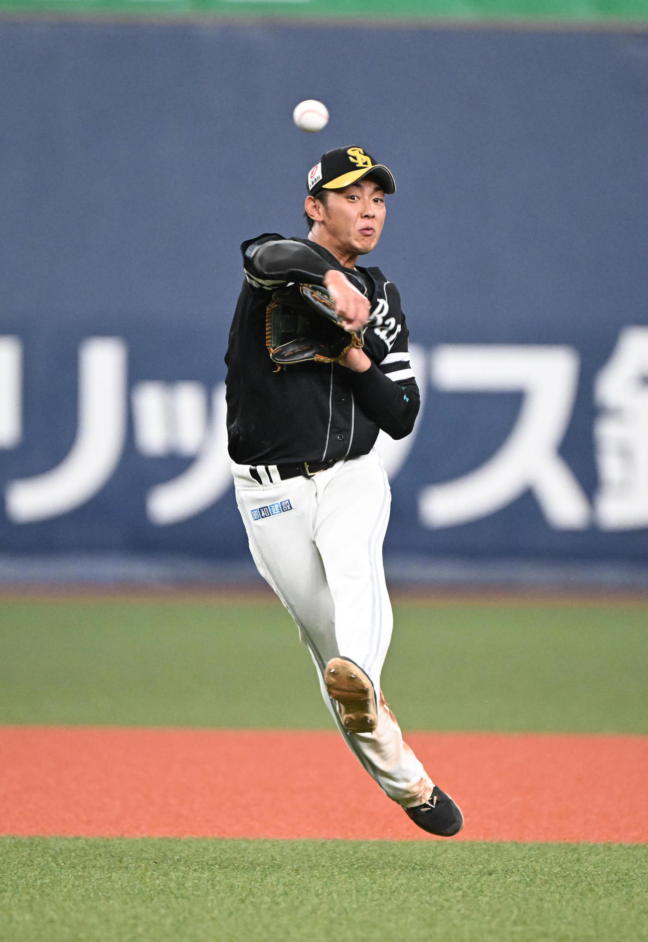 オリックス対ソフトバンク　5回裏オリックス無死、内藤の打球を素手でつかみ一塁送球する遊撃手今宮（撮影・和賀正仁）