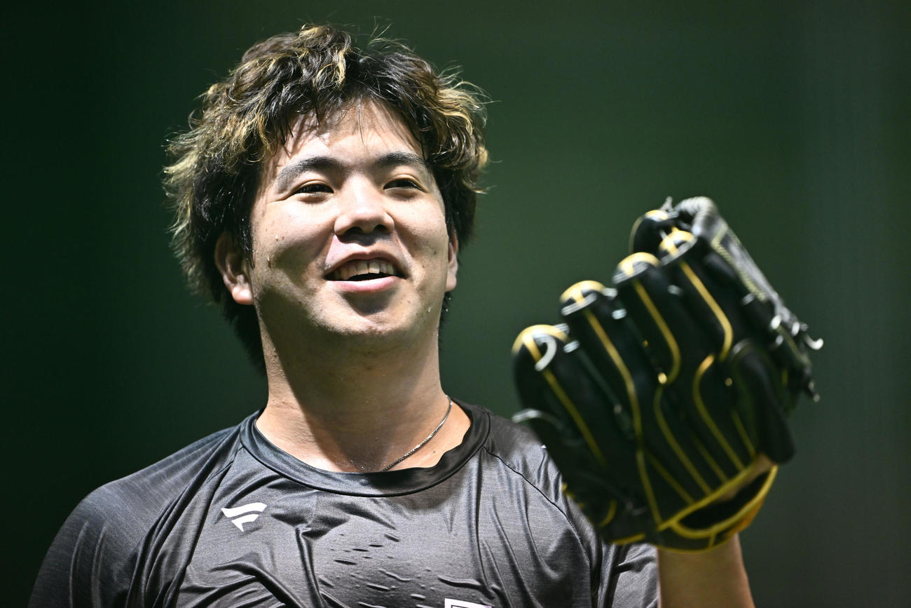 楽天対日本ハム　室内練習場でリラックスした表情で調整する日本ハム金村（撮影・滝沢徹郎）