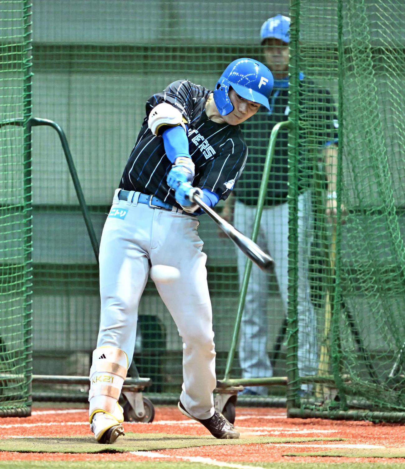 楽天対日本ハム　室内練習場で調整する日本ハム清宮（撮影・滝沢徹郎）