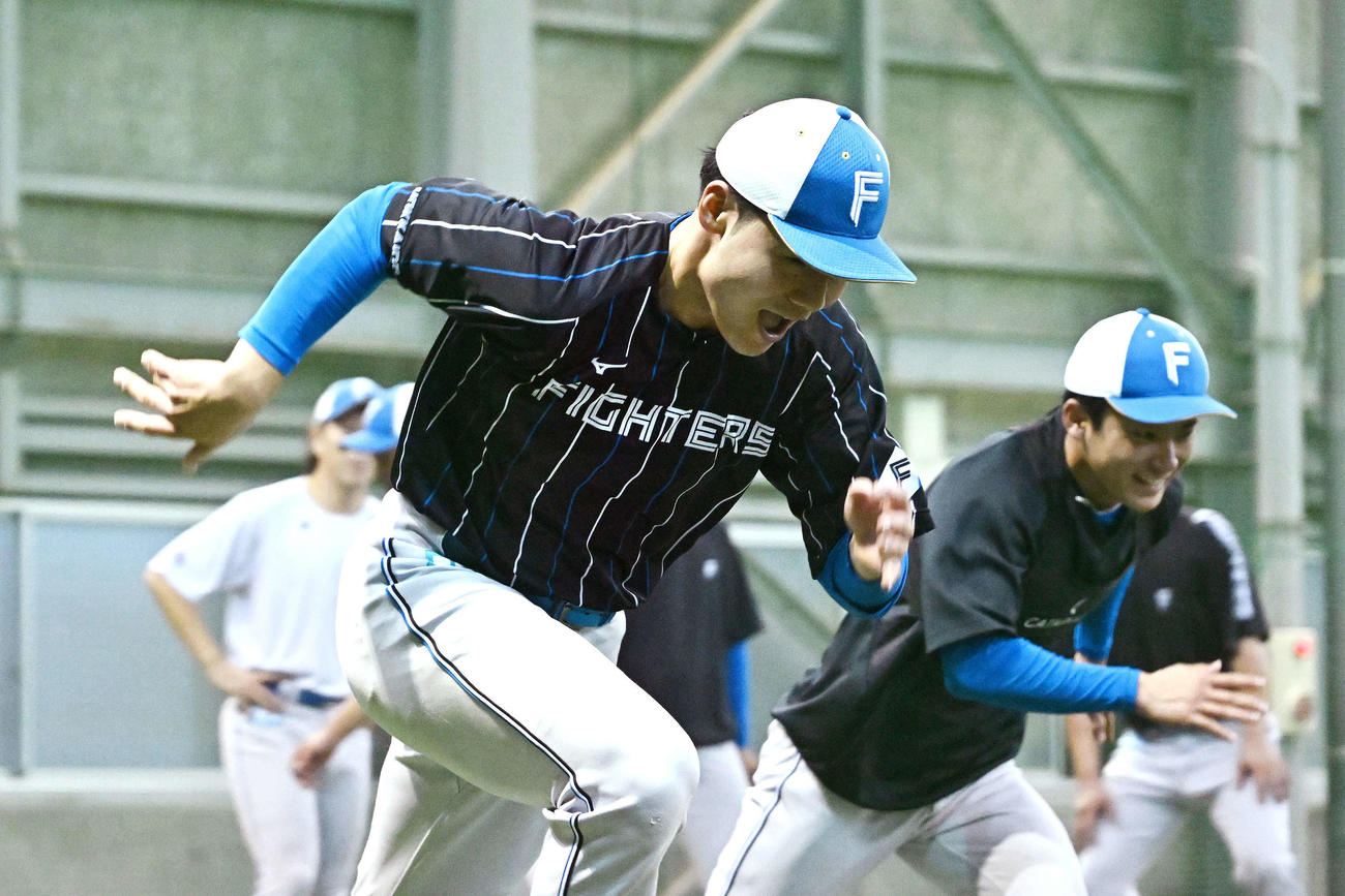 楽天対日本ハム　室内練習場で調整する日本ハム清宮（手前）（撮影・滝沢徹郎）