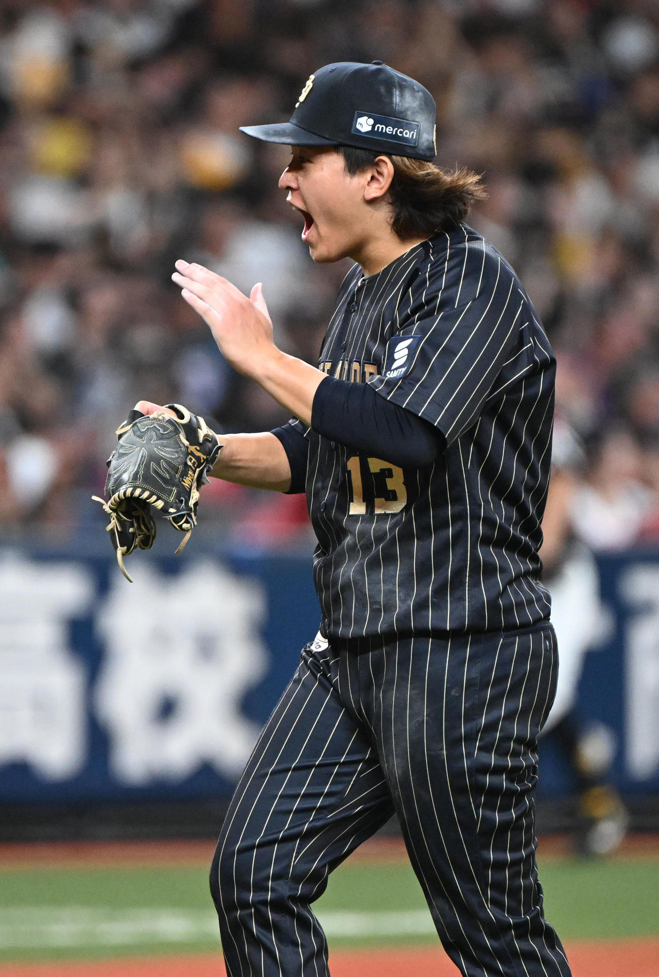 オリックス対ソフトバンク　7回表ソフトバンク2死満塁、今宮を中飛に打ち取りグラブをたたく宮城（撮影・和賀正仁）
