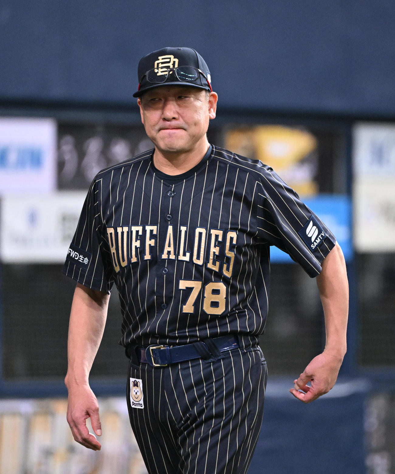 オリックス対ソフトバンク　8回を終え宮城の交代を告げるオリックス中嶋監督（撮影・和賀正仁）