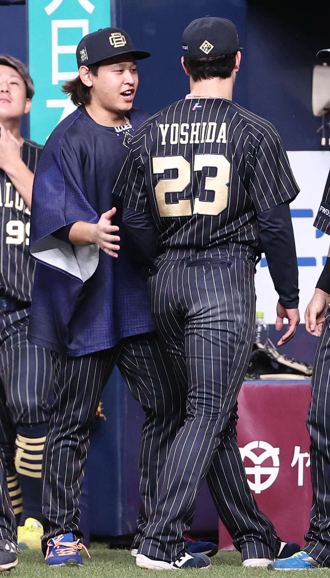 オリックス対ソフトバンク　11回表を0点に抑えた吉田を出迎える宮城（撮影・西尾就之）