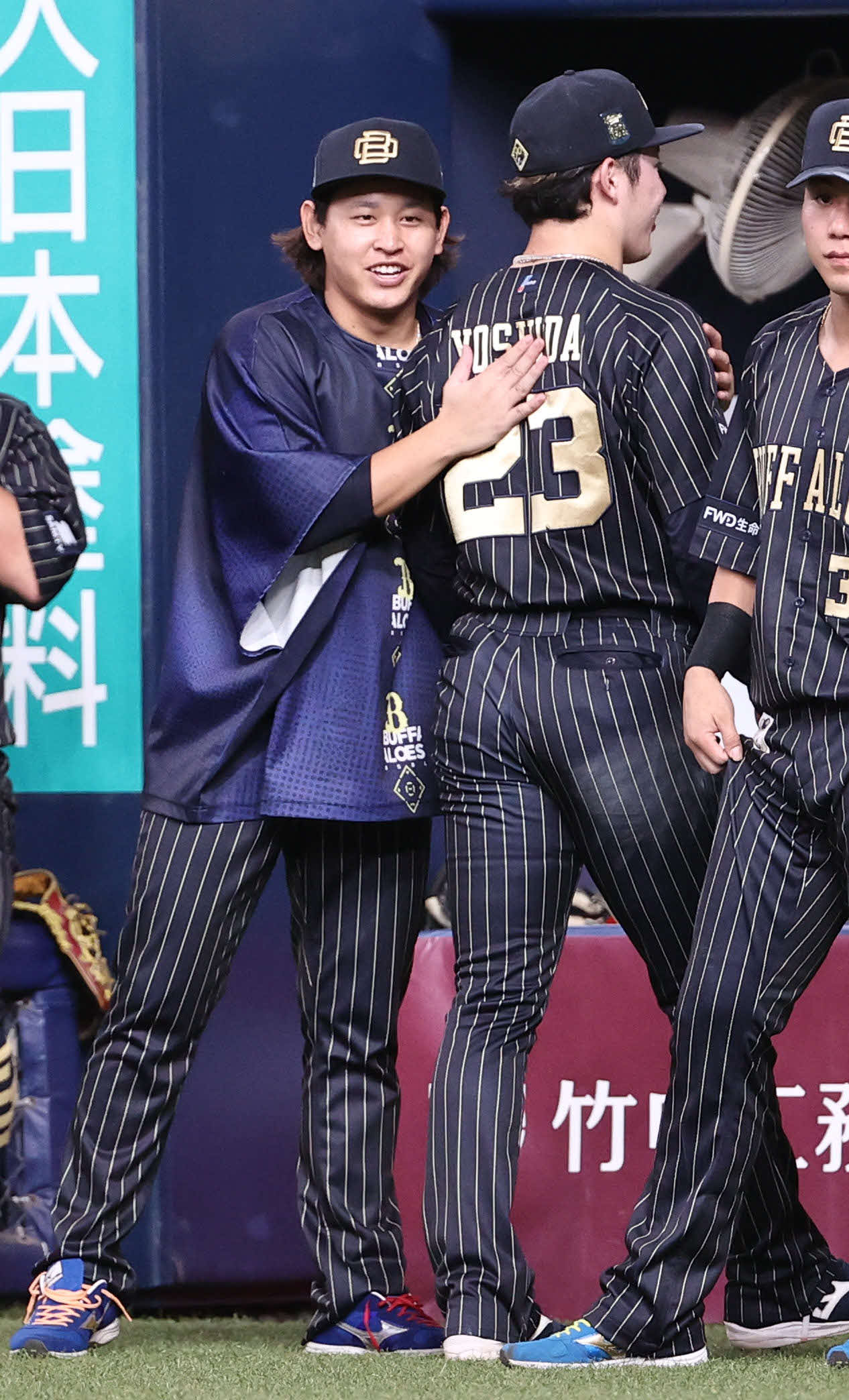 オリックス対ソフトバンク　11回表を0点に抑えた吉田を出迎える宮城（撮影・西尾就之）