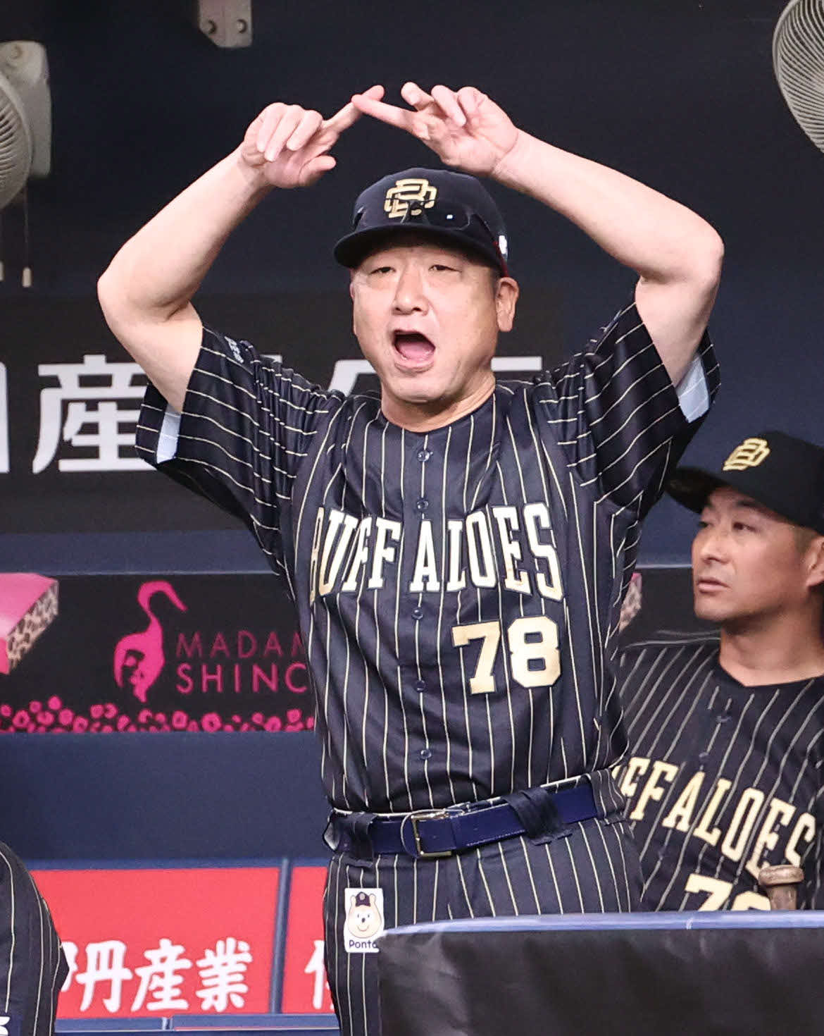 オリックス対ソフトバンク　9回表ソフトバンク1死一塁、代走周東は打者甲斐の時に二盗に成功、その判定にリクエストするオリックス中嶋監督（撮影・西尾就之）