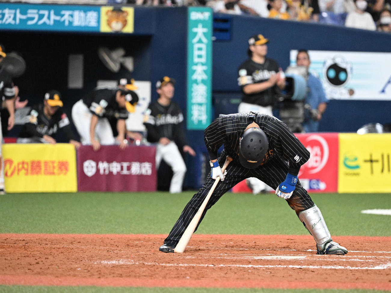 オリックス対ソフトバンク　12回裏オリックス2死、福永は見逃し三振を喫し試合終了となる（撮影・和賀正仁）
