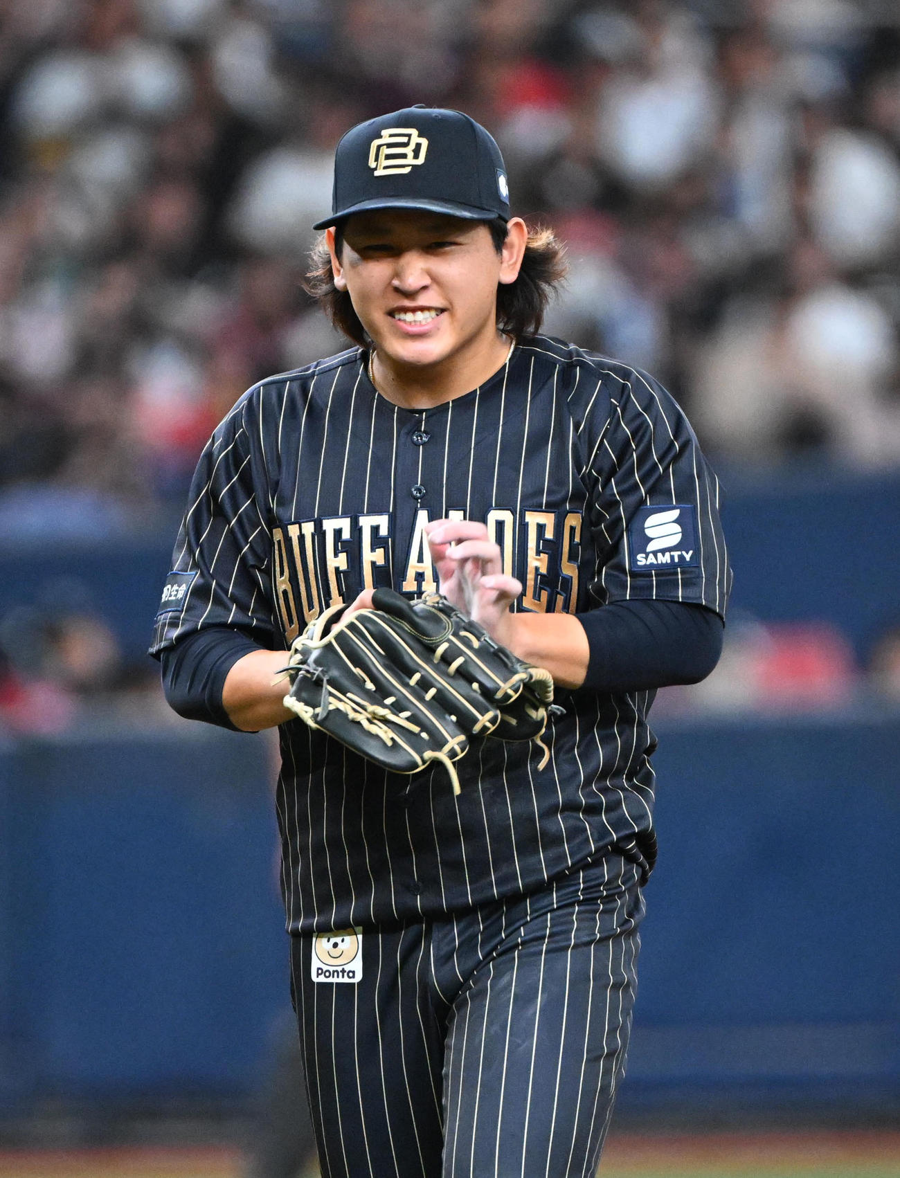 オリックス対ソフトバンク　2回表を3者凡退とし笑顔を見せるオリックス宮城（撮影・和賀正仁）