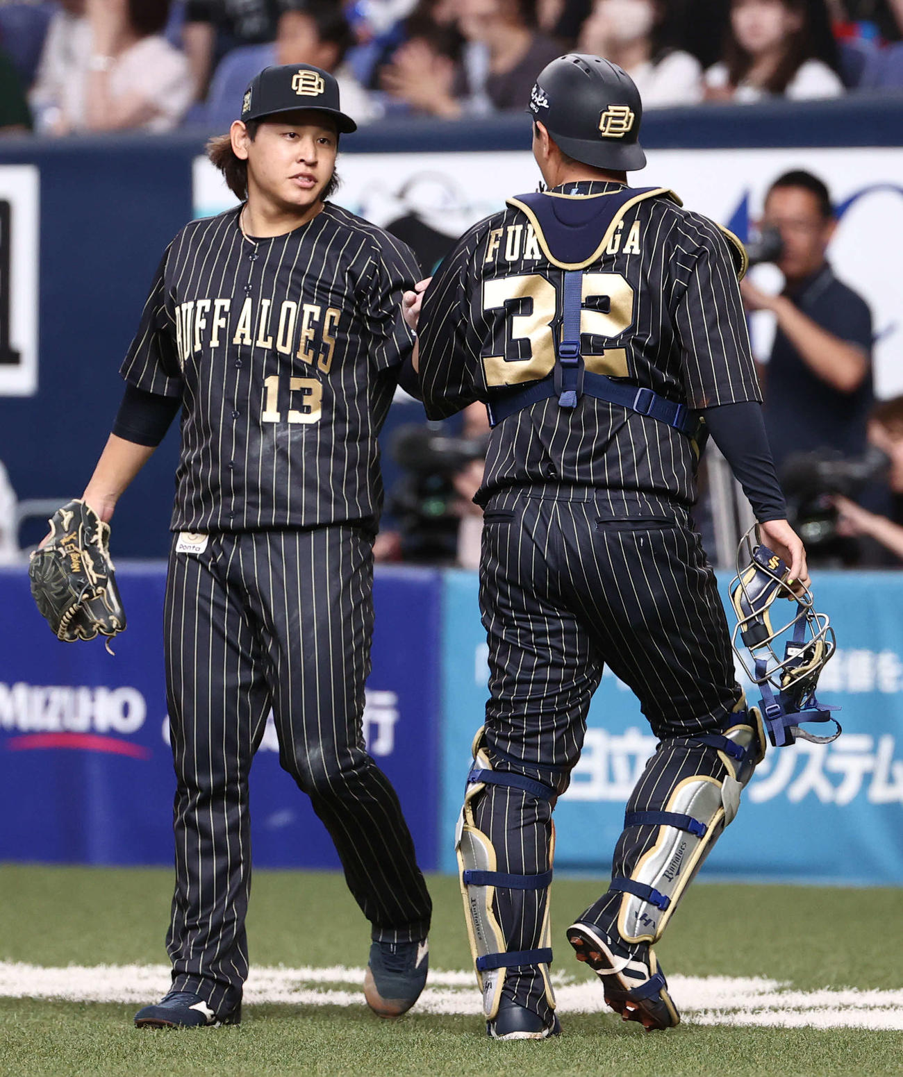 オリックス対ソフトバンク　オリックス先発の宮城は2回表を終え、福永と話しながらベンチに戻る（撮影・西尾就之）