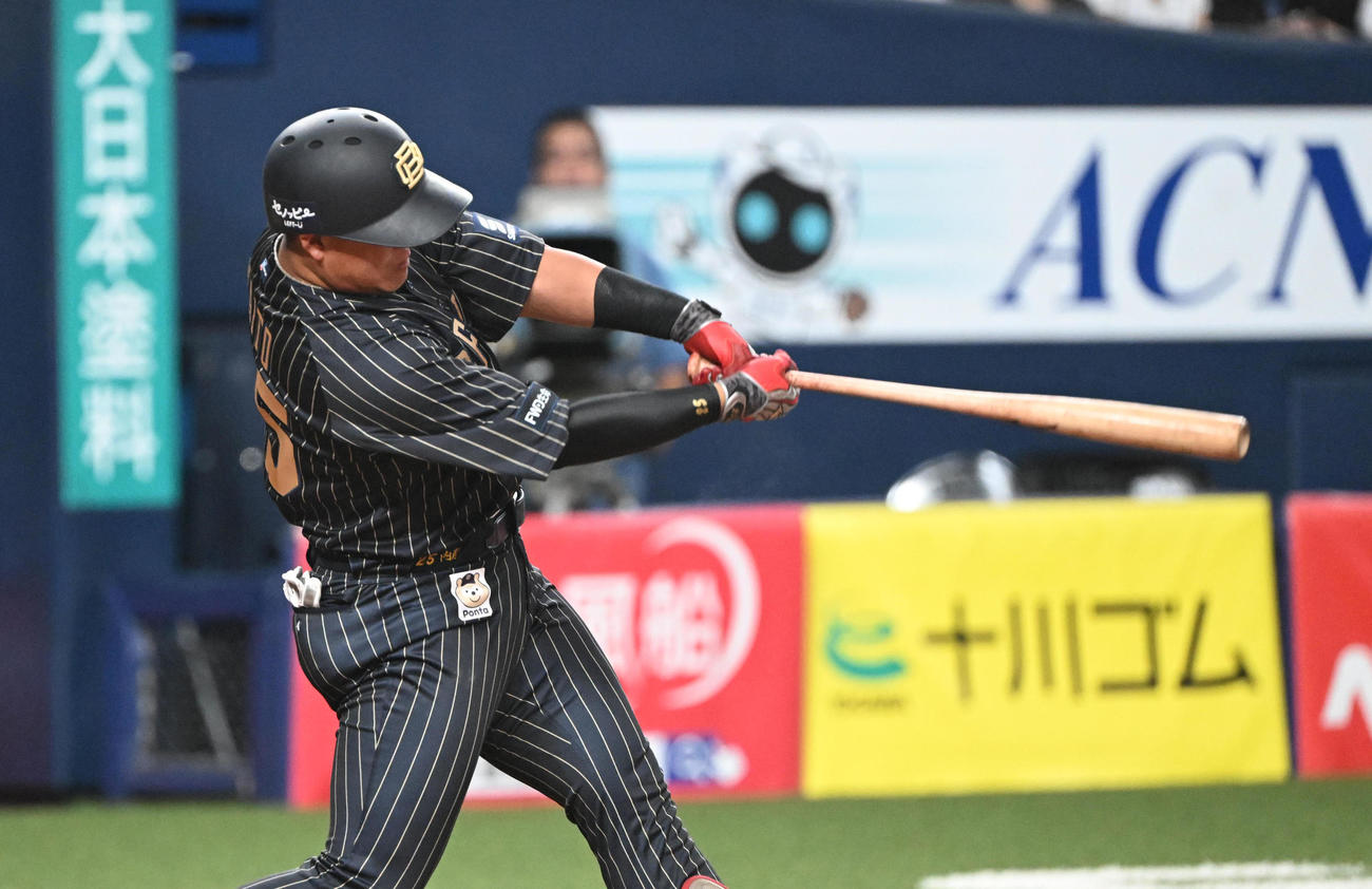 オリックス対ソフトバンク　2回裏オリックス1死、左越えにプロ初安打となる二塁打を放つ内藤（撮影・和賀正仁）