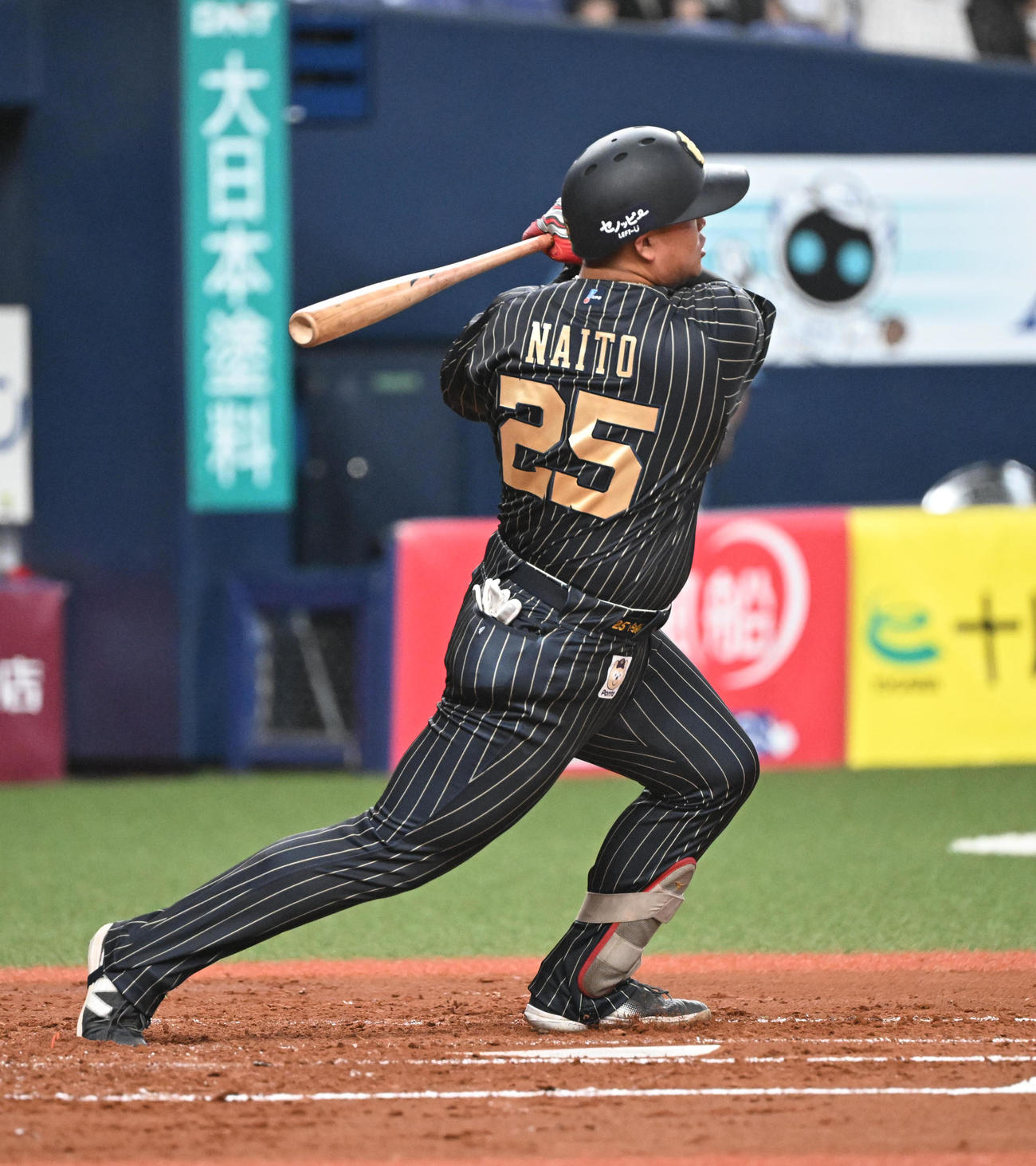 オリックス対ソフトバンク　2回裏オリックス1死、左越えにプロ初安打となる二塁打を放つ内藤（撮影・和賀正仁）