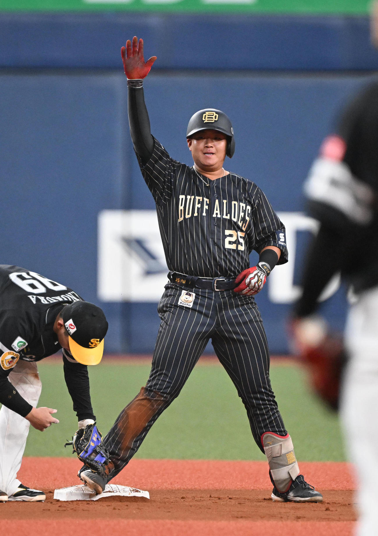 オリックス対ソフトバンク　2回裏オリックス1死、左越えにプロ初安打となる二塁打を放った内藤（撮影・和賀正仁）