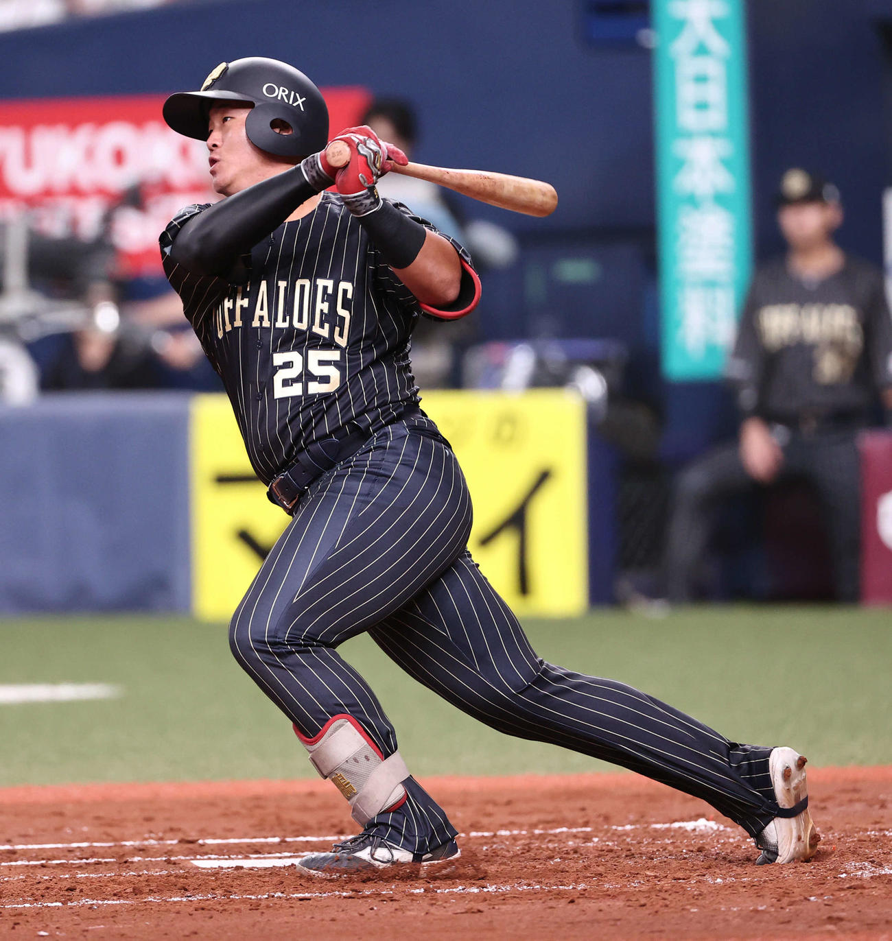オリックス対ソフトバンク　2回裏オリックス1死、内藤は左越え二塁打を放つ（撮影・西尾就之）