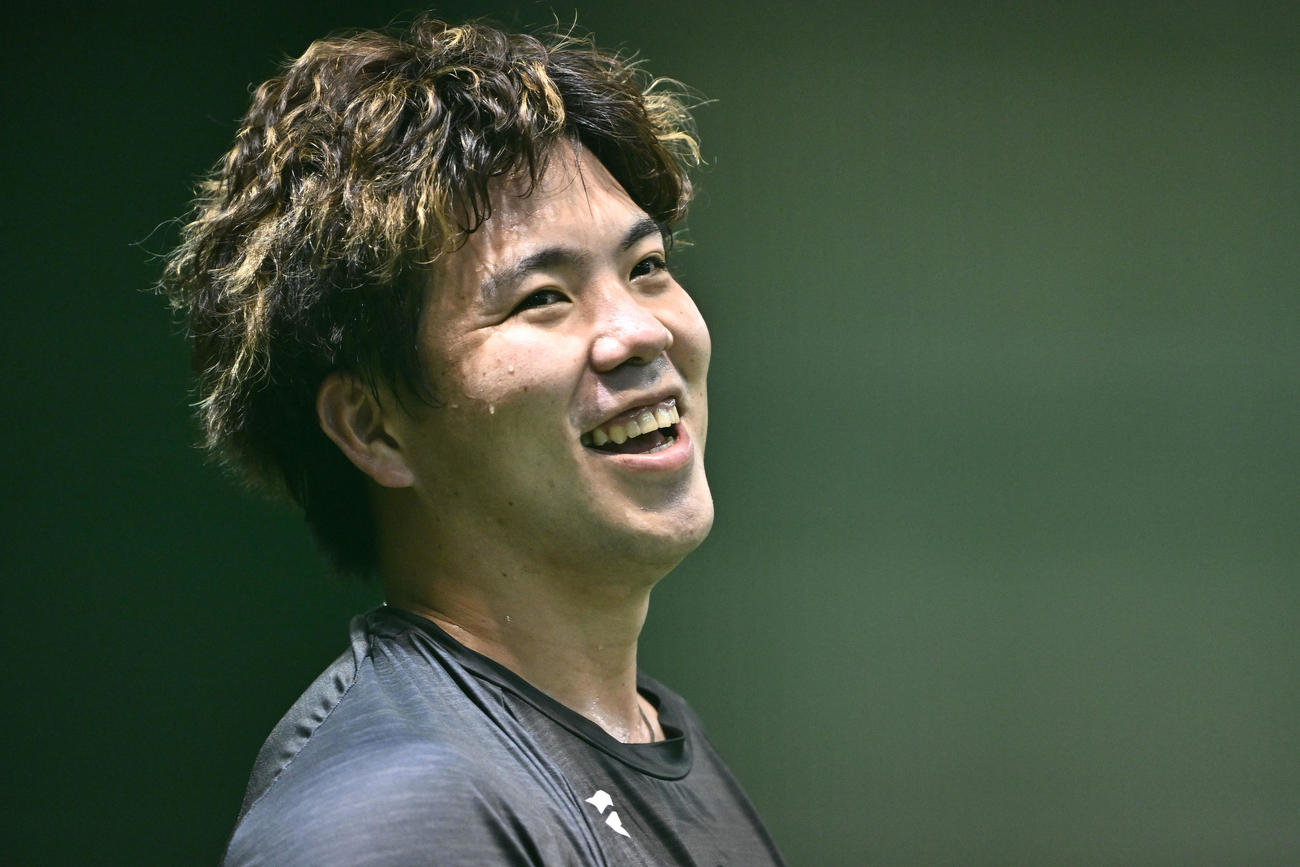 楽天対日本ハム　室内練習場でリラックスした表情で調整する日本ハム金村（撮影・滝沢徹郎）