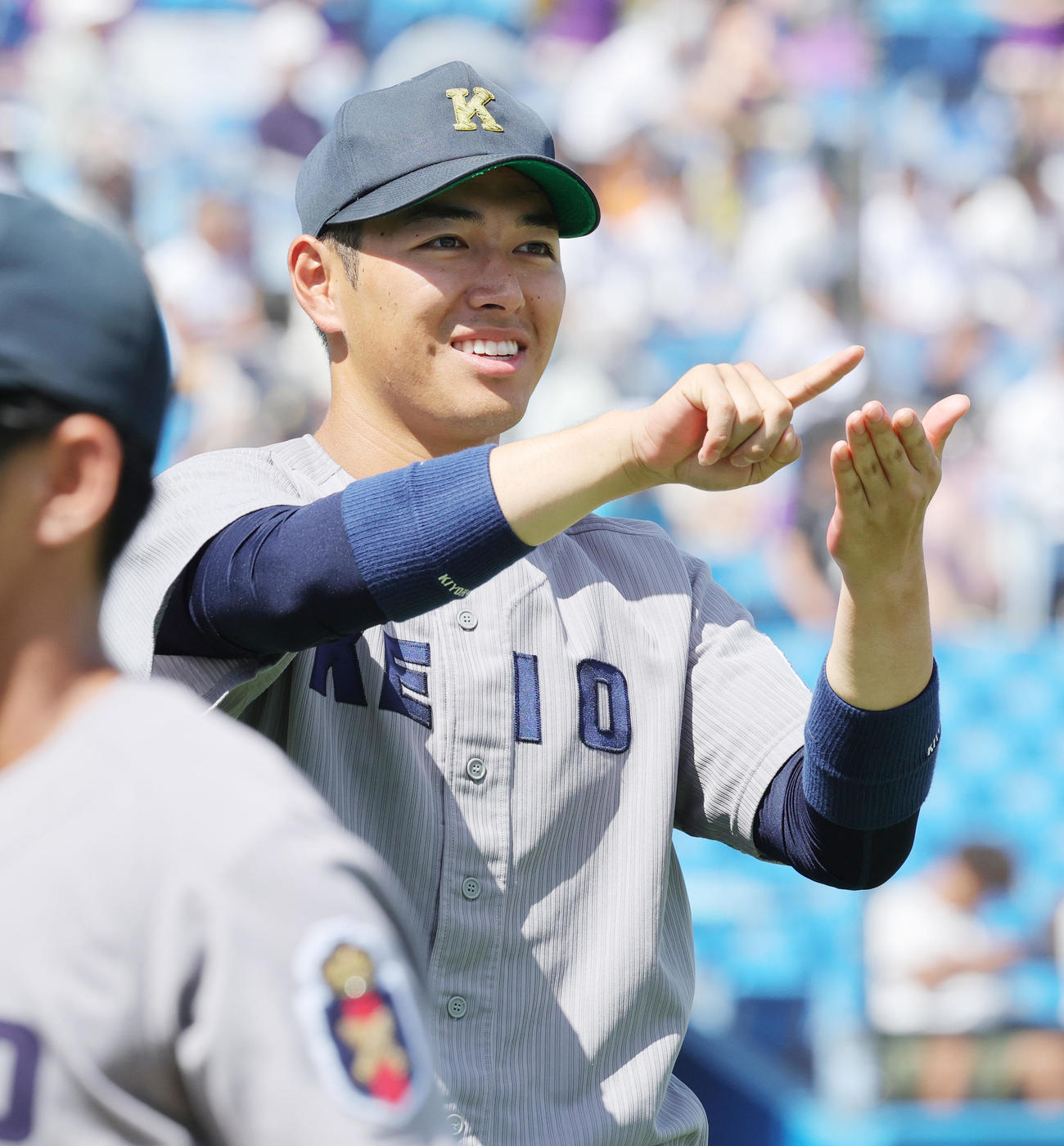 立大対慶大　試合前に応援席に向かって笑顔を見せる慶大・清原（撮影・野上伸悟）