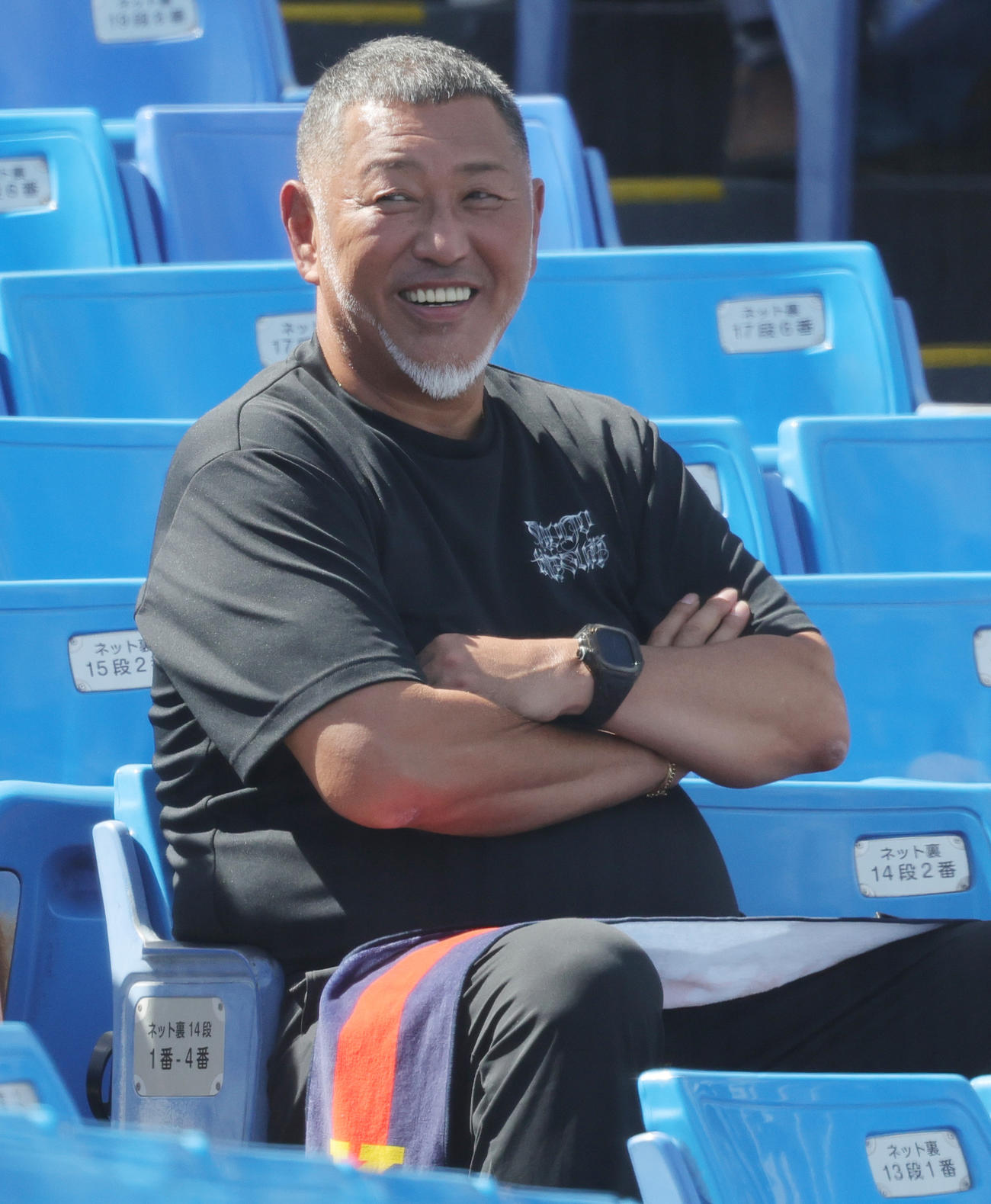 立大対慶大　笑顔で観戦する清原和博氏（撮影・野上伸悟）