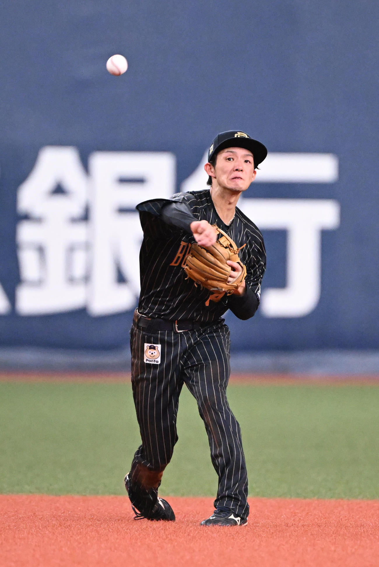 オリックス対ソフトバンク　12回表ソフトバンク無死、川瀬の打球を一塁悪送球する遊撃手大里（撮影・和賀正仁）