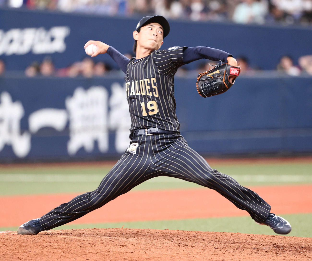 オリックス対ソフトバンク　12回に登板したオリックス山岡（撮影・西尾就之）