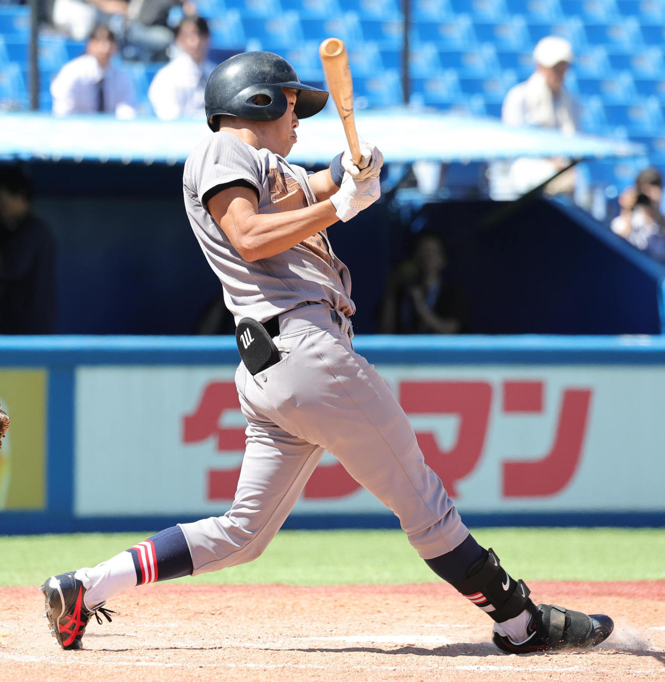 立大対慶大　4回裏慶大1死二、三塁、先制右前適時打を放つ真田（撮影・野上伸悟）