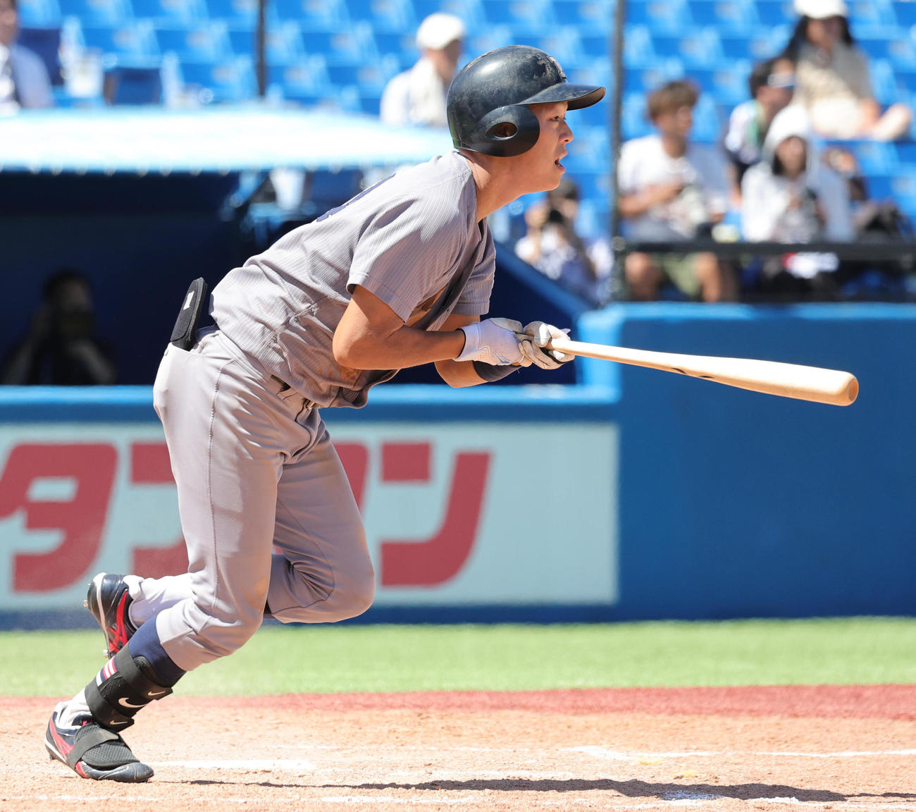 立大対慶大　4回裏慶大1死二、三塁、先制右前適時打を放つ真田（撮影・野上伸悟）