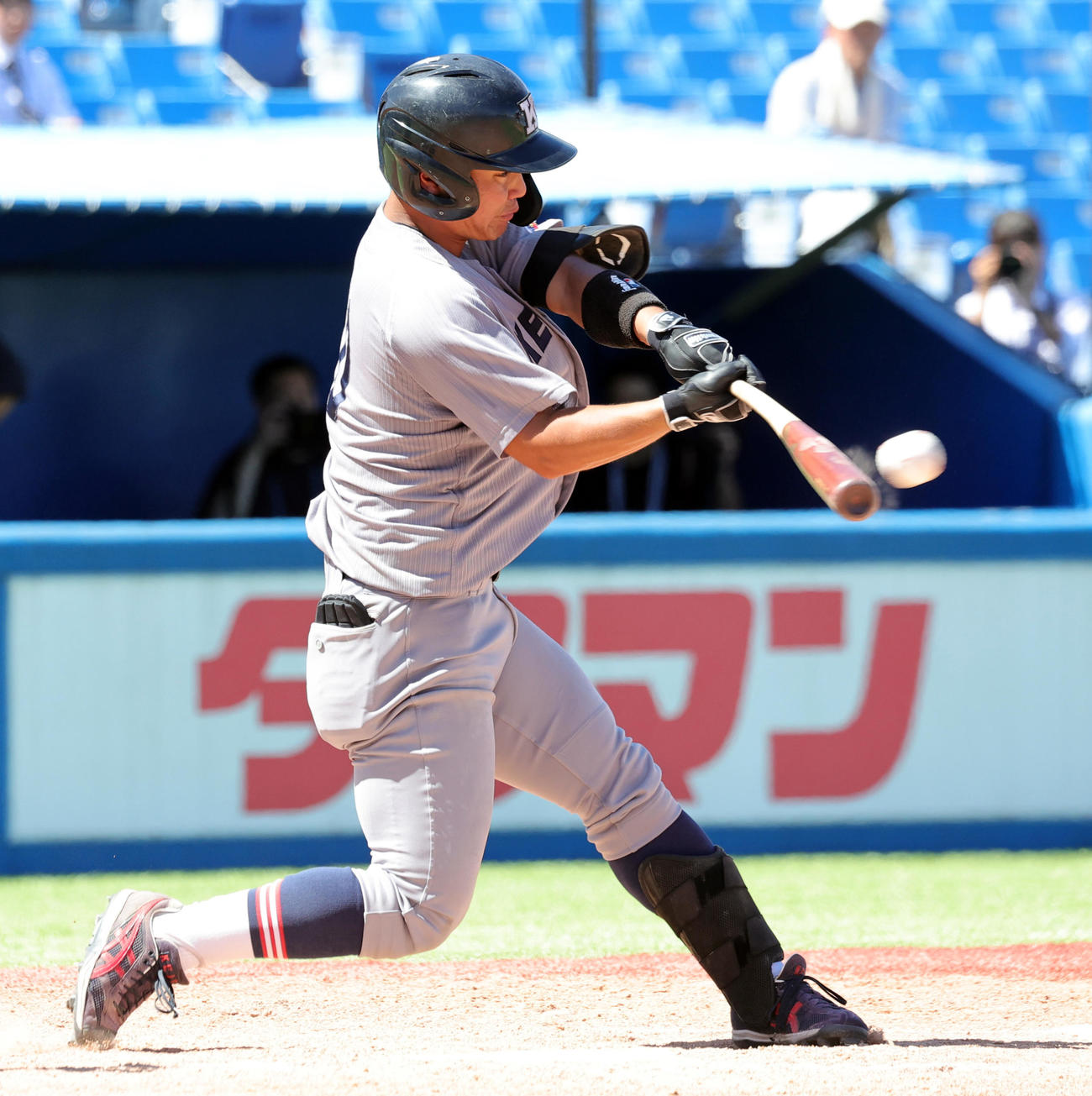 立大対慶大　5回裏慶大2死一塁、中嶋一輝適時二塁打を放つ本間（撮影・野上伸悟）