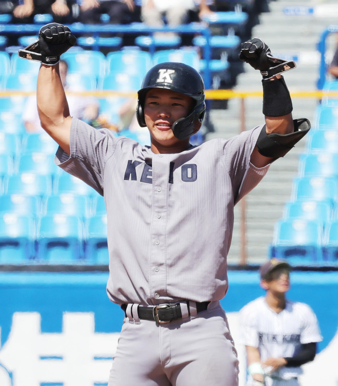 立大対慶大　5回裏慶大2死一塁、中適時二塁打を放ち喜ぶ本間（撮影・野上伸悟）