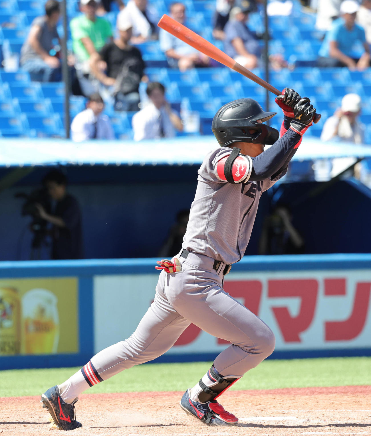 立大対慶大　5回裏慶大1死二塁、右越え2点本塁打を放つ吉野（撮影・野上伸悟）
