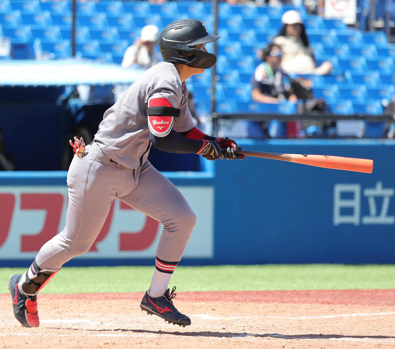 立大対慶大　5回裏慶大1死二塁、右越え2点本塁打を放つ吉野（撮影・野上伸悟）