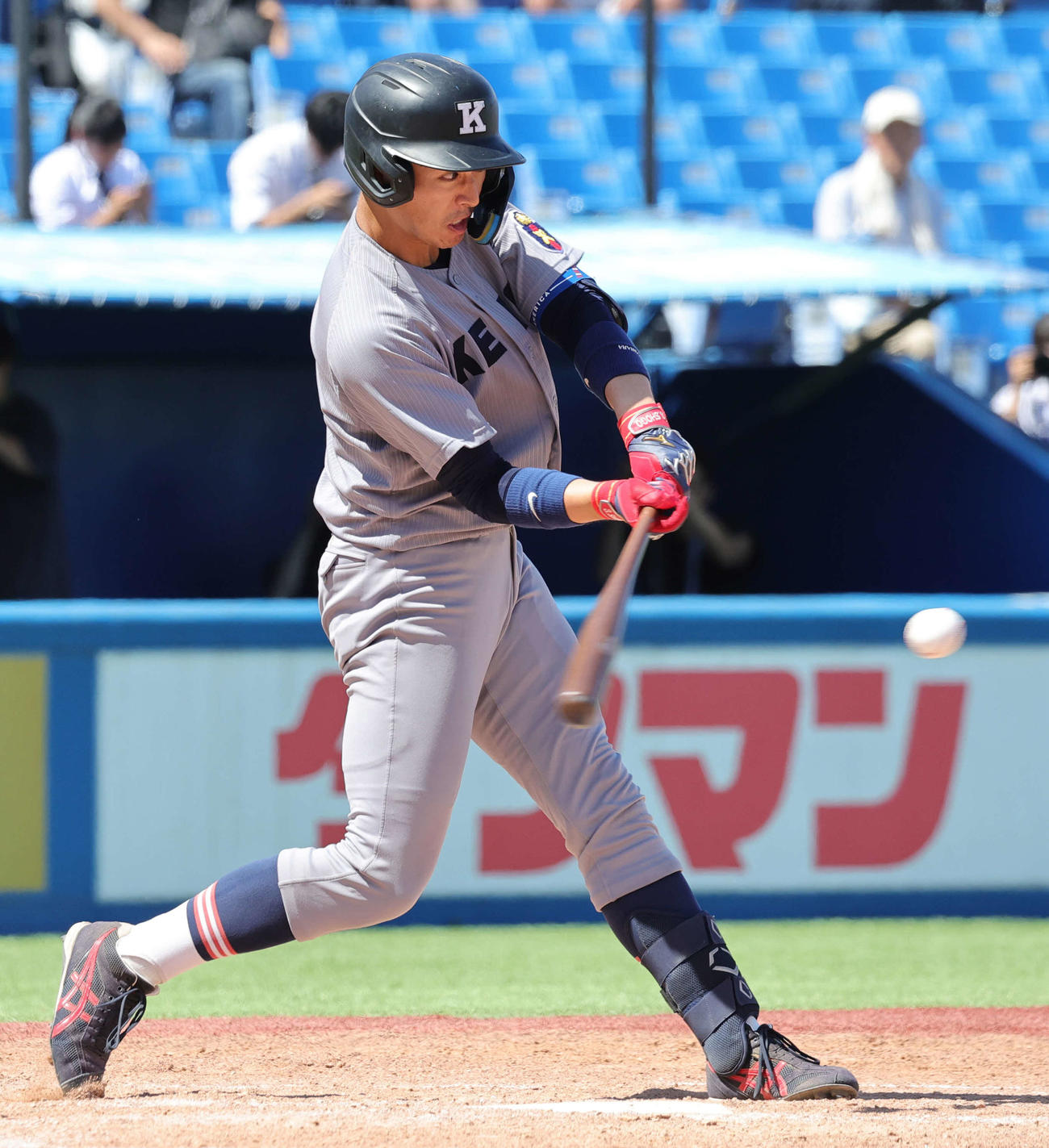立大対慶大　4回裏慶大無死、中前適時打を放つ清原（撮影・野上伸悟）
