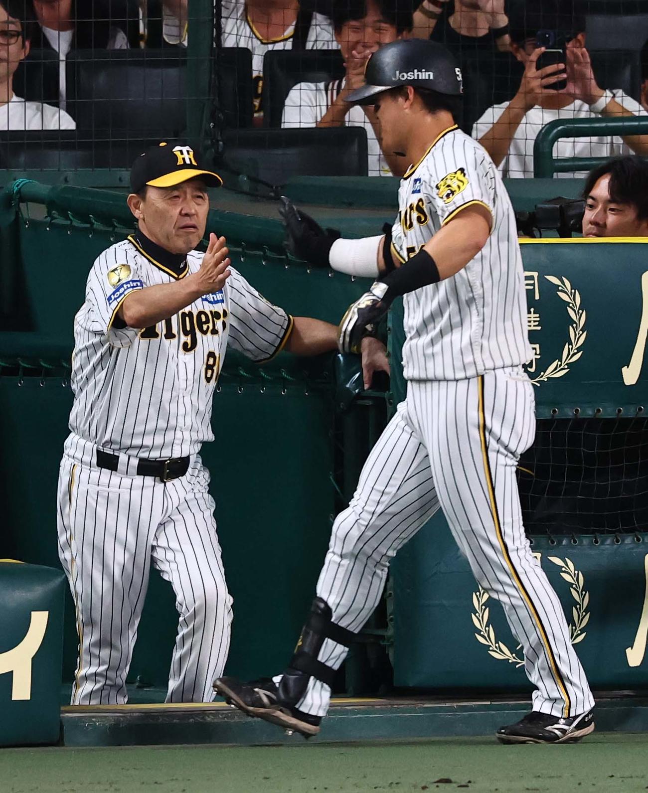 阪神対ヤクルト　2回裏阪神1死、右越えに勝ち越しソロ本塁打を放った前川とハイタッチする岡田監督（撮影・上田博志）