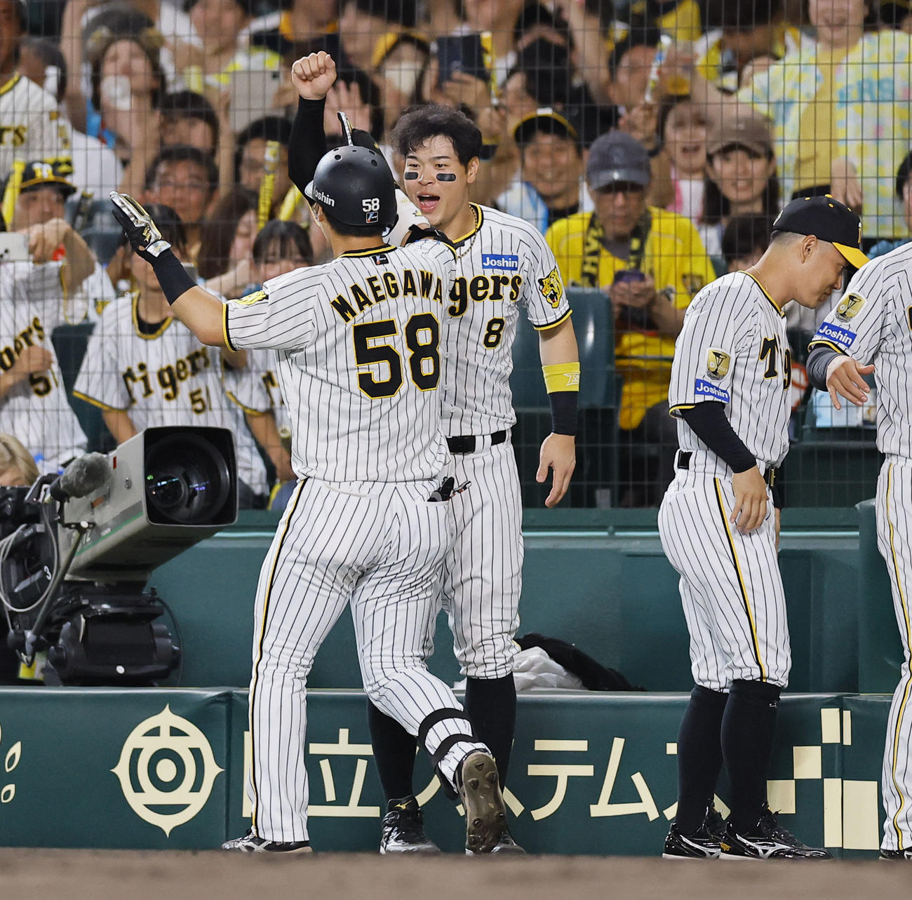 阪神対ヤクルト　2回裏阪神1死、2者連続の本塁打を放った前川を出迎える佐藤輝（撮影・藤尾明華）