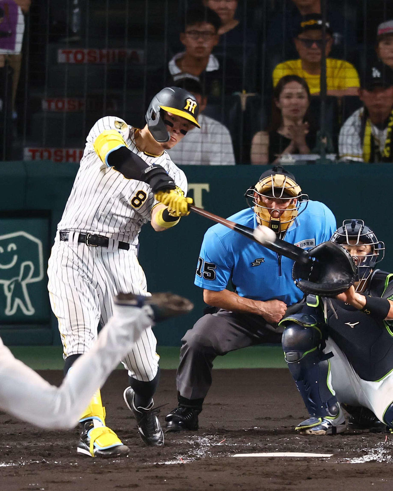 阪神対ヤクルト　2回裏阪神1死、佐藤輝は右越えに同点ソロ本塁打を放つ（撮影・上田博志）