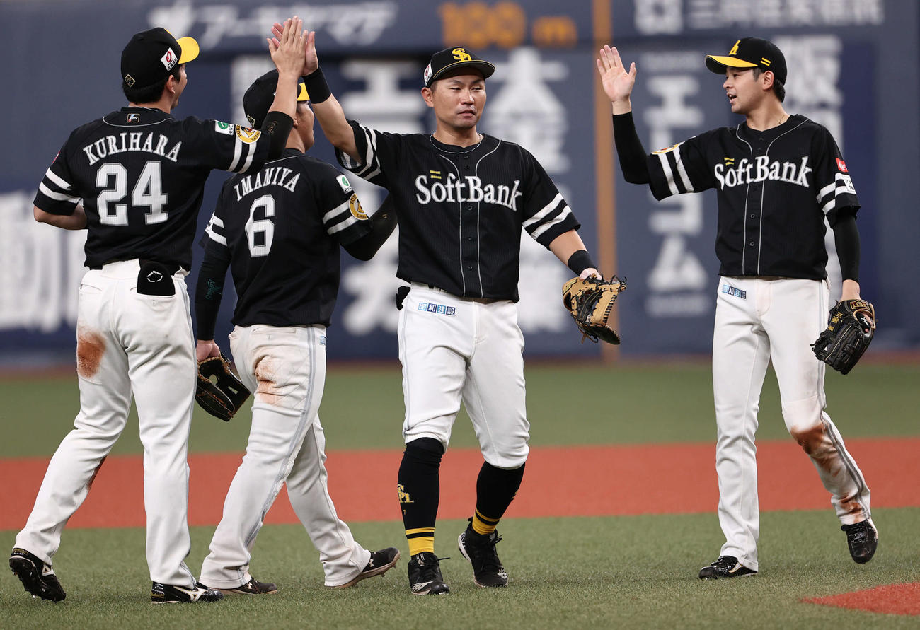 オリックス対ソフトバンク　1500試合出場を勝利で飾ったソフトバンク中村晃（中）はナインとハイタッチ（撮影・西尾就之）